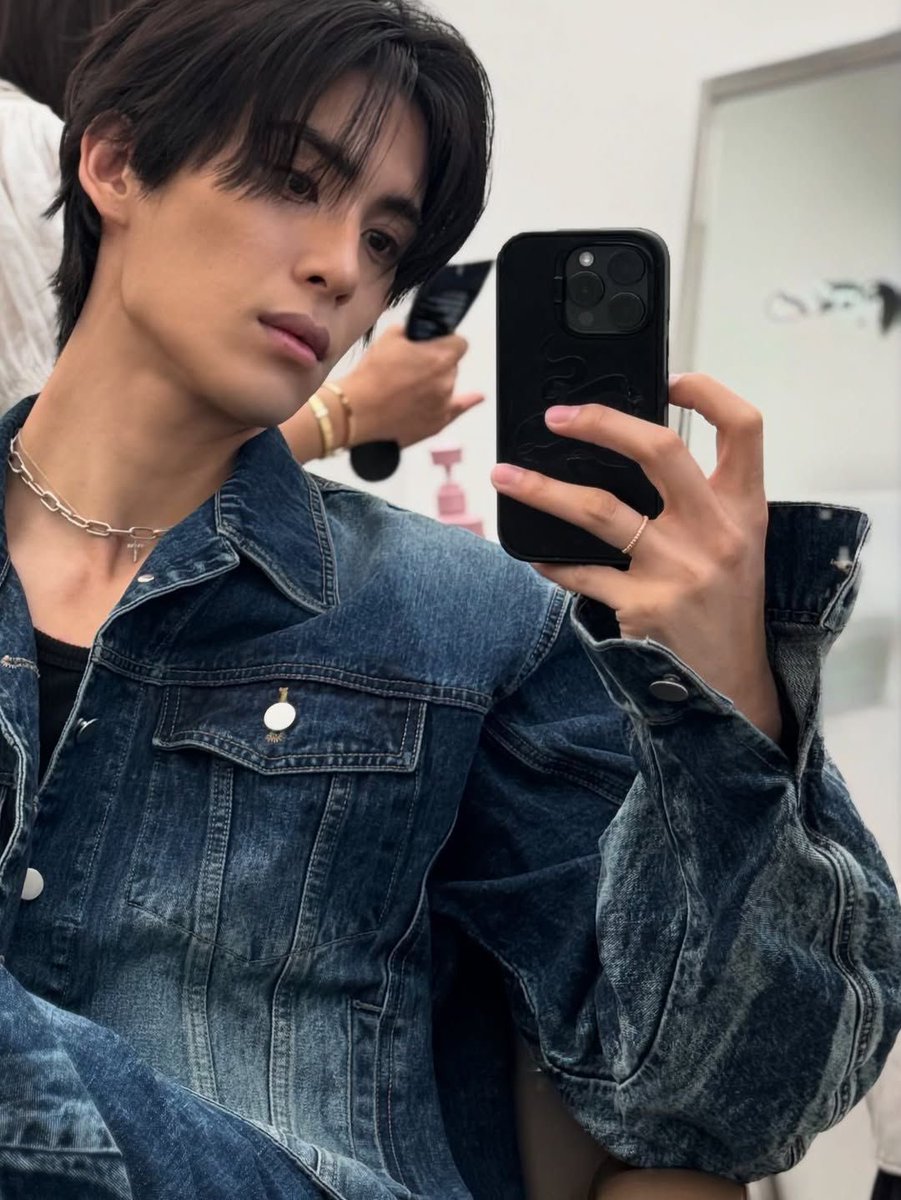 sotaeio's tweet photo. character development they said… nie widzę tego, ale skoro już tu jestem, poklikamy..? 💭 jakieś oprowadzenie po okolicy? jest tu w ogóle coś czy tylko pola? https://t.co/g1OTduAHiP