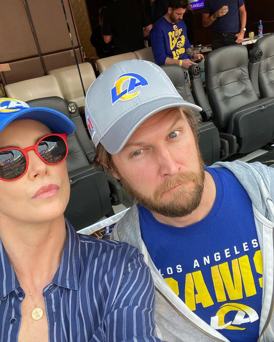 Charlize6396's tweet photo. Super Bowl with my “mystery man”

Thanks for letting me borrow your hubby Ash https://t.co/w80CgwHhNF
