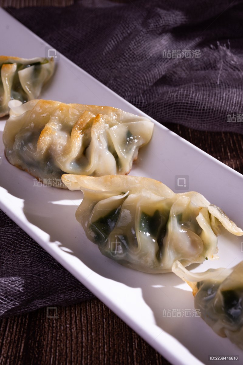 DefneOzydk8's tweet photo. Just discovered a hidden gem dumpling shop in Chinatown! Pan-fried pork dumplings with crispy bottoms and tangy chili oil are absolute perfection – 10/10 would come back for a second round tonight! https://t.co/Jm9cvf6N7L