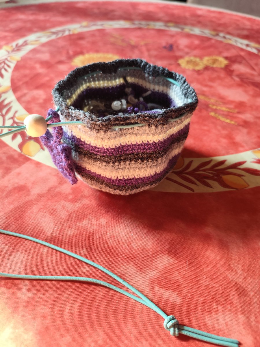 elfecassepied's tweet photo. New pattern incoming !!!
How to show your pride in a little, aesthetic way. And it can also hold your gold coins (or your pins, or your shells, or the souls you stole.)
💜🤍🩶♠️

#crochet #handmade #handmadecrochet #crochetpurse #asexualpride https://t.co/RUc990V6Tj