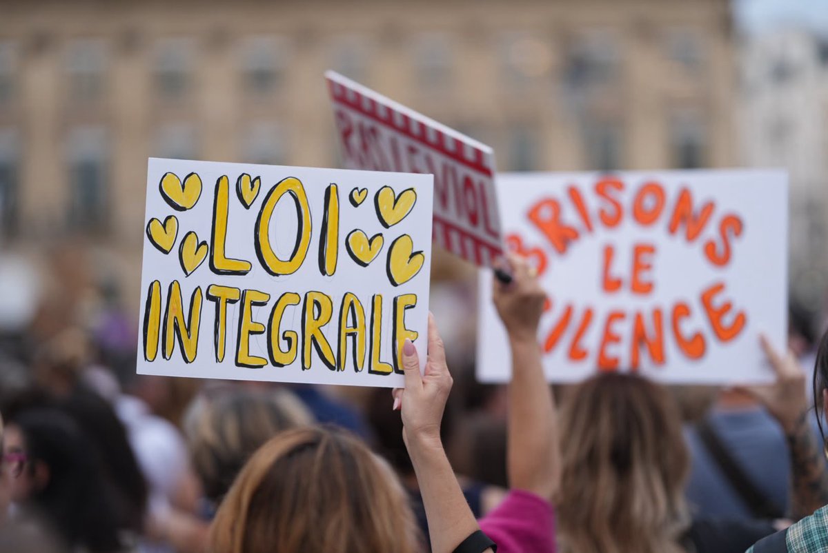 partisocialiste's tweet photo. ENFIN, la loi intégrale contre les violences faites aux femmes et aux enfants arrivera à l’Assemblée nationale en octobre.

Tout au long des débats, nous mènerons le combat proposition par proposition jusqu’à ce que chacune des 140 mesures soit adoptée. Car chacune est essentielle à cette loi-cadre, pour répondre globalement et concrètement aux violences sexistes et sexuelles, partout où elles s’exercent.

Pour toutes les victimes passées et pour toutes celles qu’elle permettra de sauver, la loi intégrale doit être adoptée, et vite !

✊ En attendant, la mobilisation continue chaque lundi !

Rejoins-nous pour mener le combat : https://t.co/iCLn4URiFc