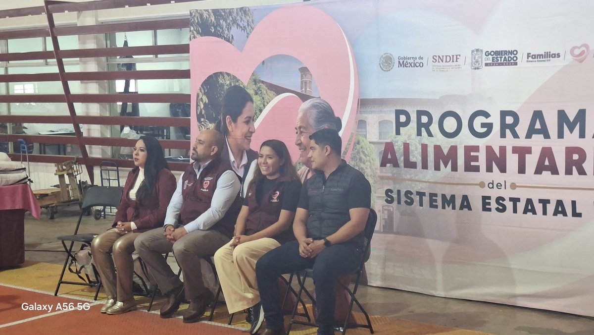 BCuautle's tweet photo. la  2da entrega de despensas  para la gente mas vulnerables,  gente discapacidad san pedro Cholula 
En el deportivo tlachtli  de parte del DIF Estatal de la presidenta Ceci Arellano    el gobernador @armentapuebla_   y el delegado @JoelMeneses693   de la Micro Región 18 Cholula https://t.co/tGdiearWAa
