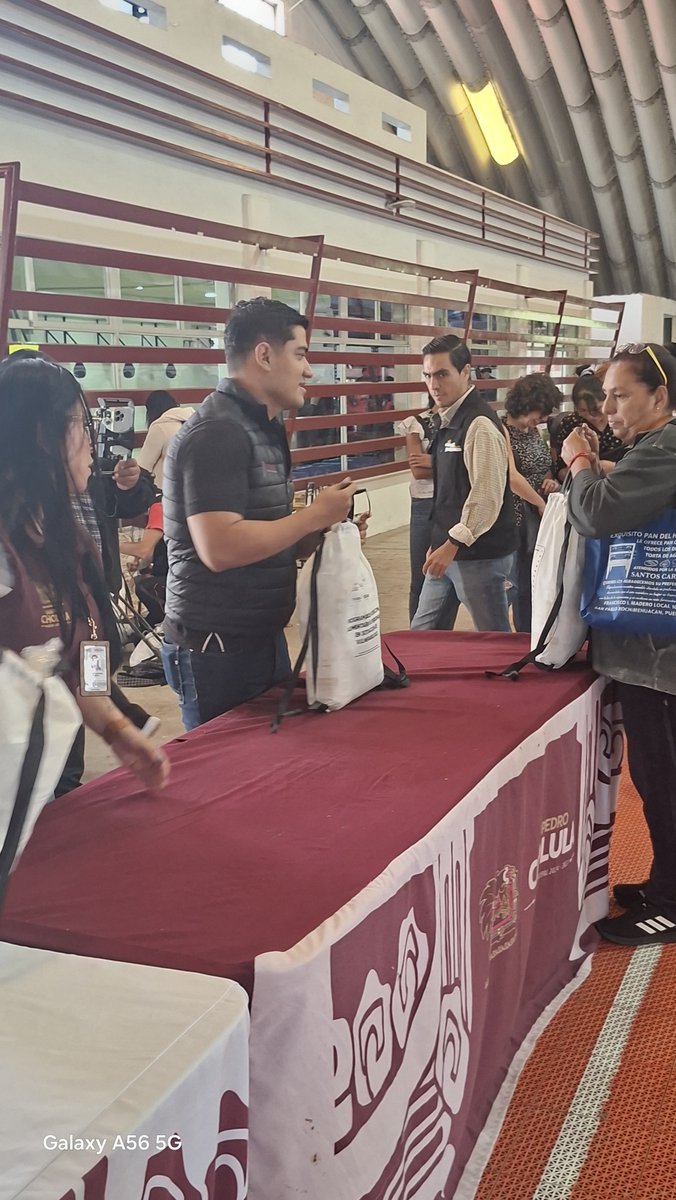 BCuautle's tweet photo. la  2da entrega de despensas  para la gente mas vulnerables,  gente discapacidad san pedro Cholula 
En el deportivo tlachtli  de parte del DIF Estatal de la presidenta Ceci Arellano    el gobernador @armentapuebla_   y el delegado @JoelMeneses693   de la Micro Región 18 Cholula https://t.co/tGdiearWAa