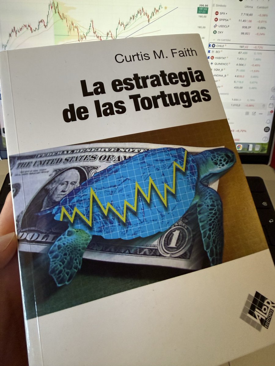 Alefatol's tweet photo. Hace unos días escuché al “pelao de las acciones” en un directo con Brattia decir: “el error NO se tradea”.

Me recordó inmediatamente un pasaje del libro La estrategia de las Tortugas. 
Cuando eres trader no solo buscas el beneficio monetario. También tienes que reconocer a tiempo cuándo te estás equivocando y buscar el beneficio mental: esa tranquilidad que te da operar con claridad y sin autoengaño.

#Trading #TradingLatino #PsicologiaTrading #EducacionFinanciera #Inversiones #Trader #Bolsa #GestiónDeRiesgo