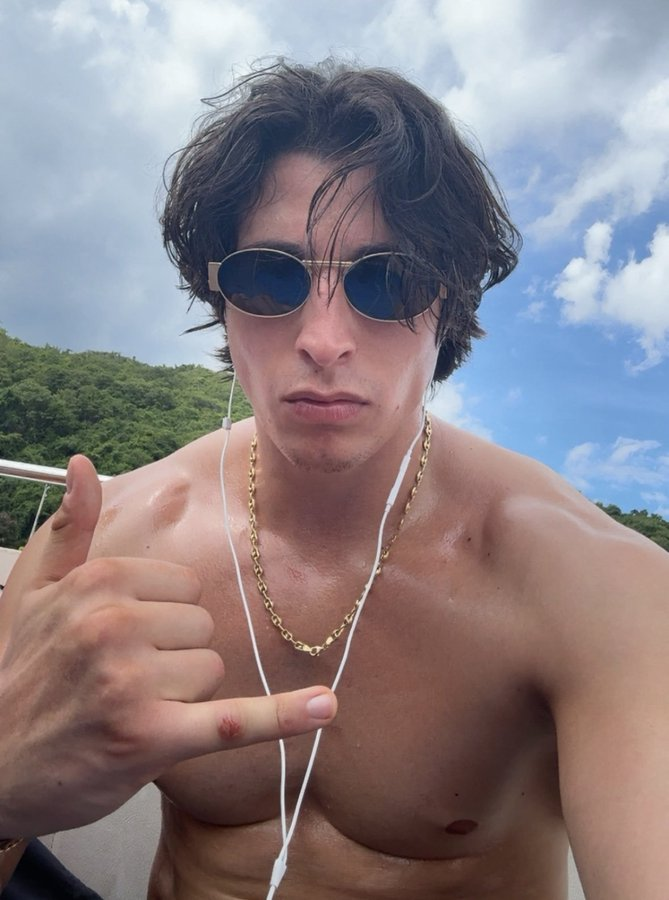 forumbunklr's tweet photo. Considerado o Cristiano Ronaldo dos filmes de amor intenso, o rapper Gattouz0 se assumiu publicamente gay em uma live. 🌈 https://t.co/df1FFgQtFC