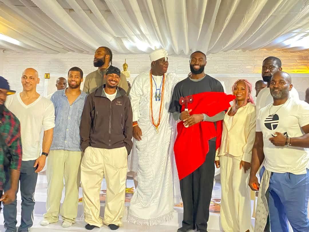 Mautiin01's tweet photo. NBA star Jaylen Brown visited the Ooni of Ife, Ooni Adeyeye Ogunwusi, at his palace in Ile-Ife and was honoured with the Yoruba ancestral name “Babatunde”, meaning “the father/ancestor has returned.” 🇳🇬🏀

The Ooni described the visit as an opportunity for Brown to reconnect with his African roots, while the Boston Celtics star expressed gratitude and encouraged people of African descent to visit and reconnect with their ancestral homeland.

Babatunde Jaylen Brown. ❤️