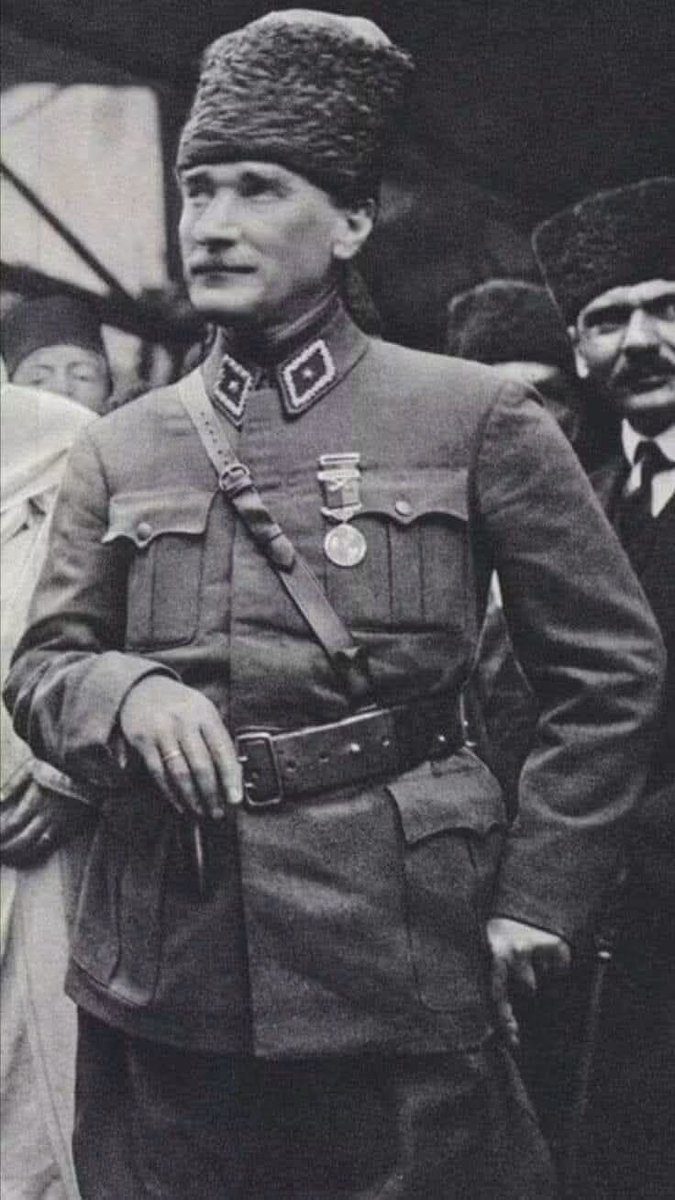 EGeli_devrim's tweet photo. 7.Eylül.1919
Her şey bize gösteriyor ve anlatıyor ki, İstanbul'daki devlet ve siyaset adamları vatanın kurtuluşunu tek ümit halinde,
"Amerikan Mandası" fikrini kabule bağlı görüyorlar.
Çünkü bunlar bizim hedef ve gayelerimizden, Türk milletinin uyanışından,
millî irade ve eğilimin gelişim yönlerinden tamamiyle habersiz bulunuyorlar.
Onlar bizi,
üç beş adamın bir araya gelip hayal peşinden koşması kabilinden kimseler farz ediyorlar. Ve gafletlerinin derecesini bir türlü ölçemiyorlar.
İtilâf Devletleri'nin baskısı ve hıyanet şebekelerinin propagandası altında belki de şaşırmış ve bunalmış bulunuyorlar. Şimdilik bunlara "biçareler...!!!" 
demekten başka yapacağımız bir şey yoktur...!!!

Gazi
Mustafa Kemal 
ATATÜRK