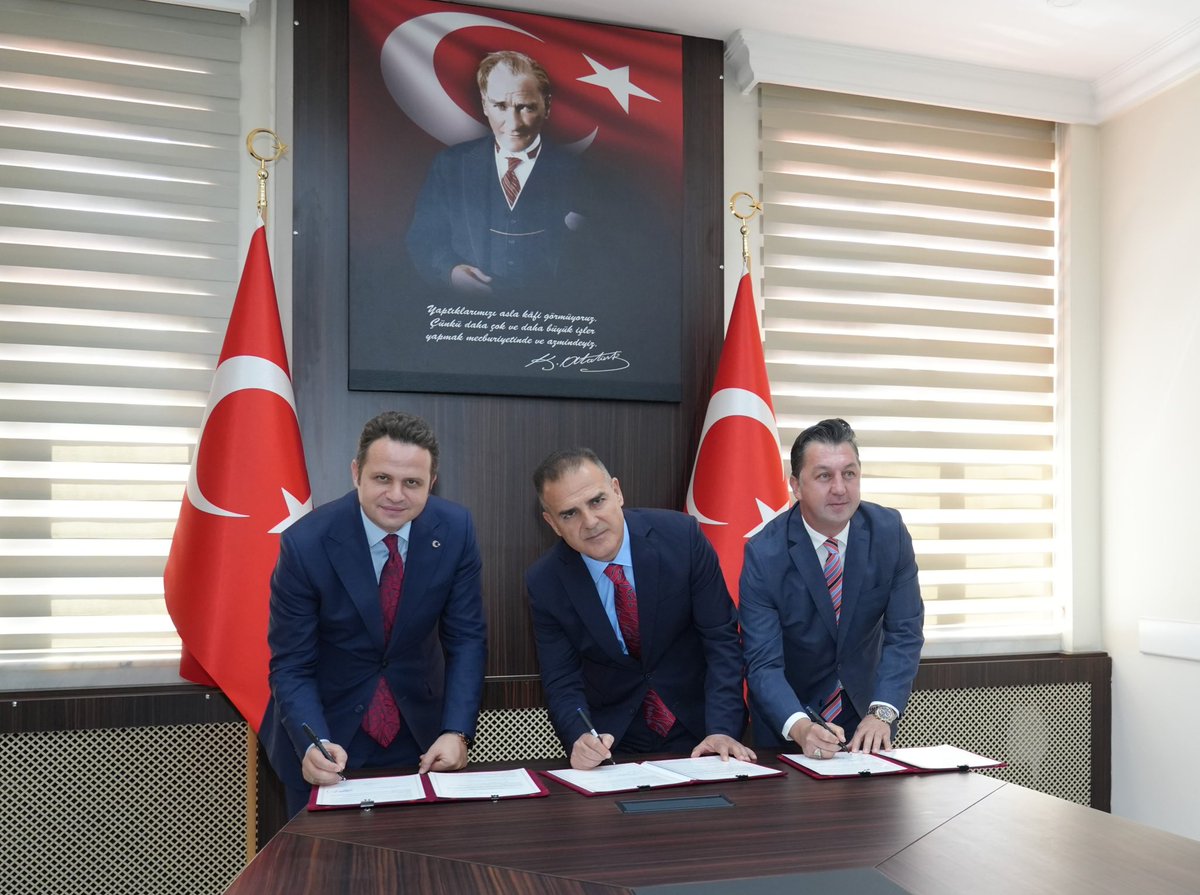 mugla_mem's tweet photo. Marmaris’e Yeni Mesleki Eğitim Merkezi: Geleceğin Ustaları İçin Önemli Bir Adım

Marmaris’te gençlerimizin mesleki becerilerini geliştirmelerine ve geleceğe daha güçlü hazırlanmalarına katkı sağlayacak önemli bir adım atıldı.

Valimiz Sayın Dr. İdris AKBIYIK himayelerinde; Millî Eğitim Müdürümüz Emre ÇAY ile Marmaris Esnaf ve Sanatkârlar Odası yetkililerinin katılımıyla, Tepe Mahallesi’nde bulunan Özel Düriye Vasfiye Göncü Anaokulu binasının Mesleki Eğitim Merkezine dönüştürülmesine ilişkin iş birliği protokolü imzalandı.

İmzalanan protokolle, mülkiyeti Marmaris Esnaf ve Sanatkârlar Odasına ait olan bina Millî Eğitim Bakanlığımıza tahsis edildi. Merkez, “Marmaris Esnaf ve Sanatkârlar Odası Düriye Vasfiye Göncü Mesleki Eğitim Merkezi” adıyla eğitim camiamıza kazandırılacak.

Başta eğitimi her zaman önceleyen Valimiz Sayın Dr. İdris AKBIYIK’a ve sundukları değerli katkı dolayısıyla Marmaris Esnaf ve Sanatkârlar Odasına teşekkür ediyor; ilçemize ve eğitim camiamıza kazandırılan Marmaris Esnaf ve Sanatkârlar Odası Düriye Vasfiye Göncü Mesleki Eğitim Merkezinin öğrencilerimize, öğretmenlerimize ve Marmaris’imize hayırlı olmasını diliyoruz.

@tcmeb @Yusuf__Tekin @tcmeb_mtegm @skaygusuz @idrisakbiyik @emrecay55 @MarmarisMem