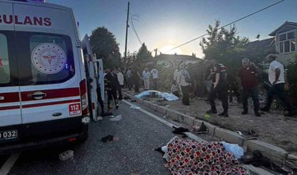 ulasskarasu's tweet photo. Düzce’nin Akçakoca ilçesinde, işçileri taşıyan tarım aracının tır ile çarpışması sonucu meydana gelen kazada hayatını kaybeden vatandaşlarımıza Allah’tan rahmet, ailelerine başsağlığı ve sabır; yaralı vatandaşlarımıza acil şifalar diliyorum. https://t.co/rbCGLxvMeT