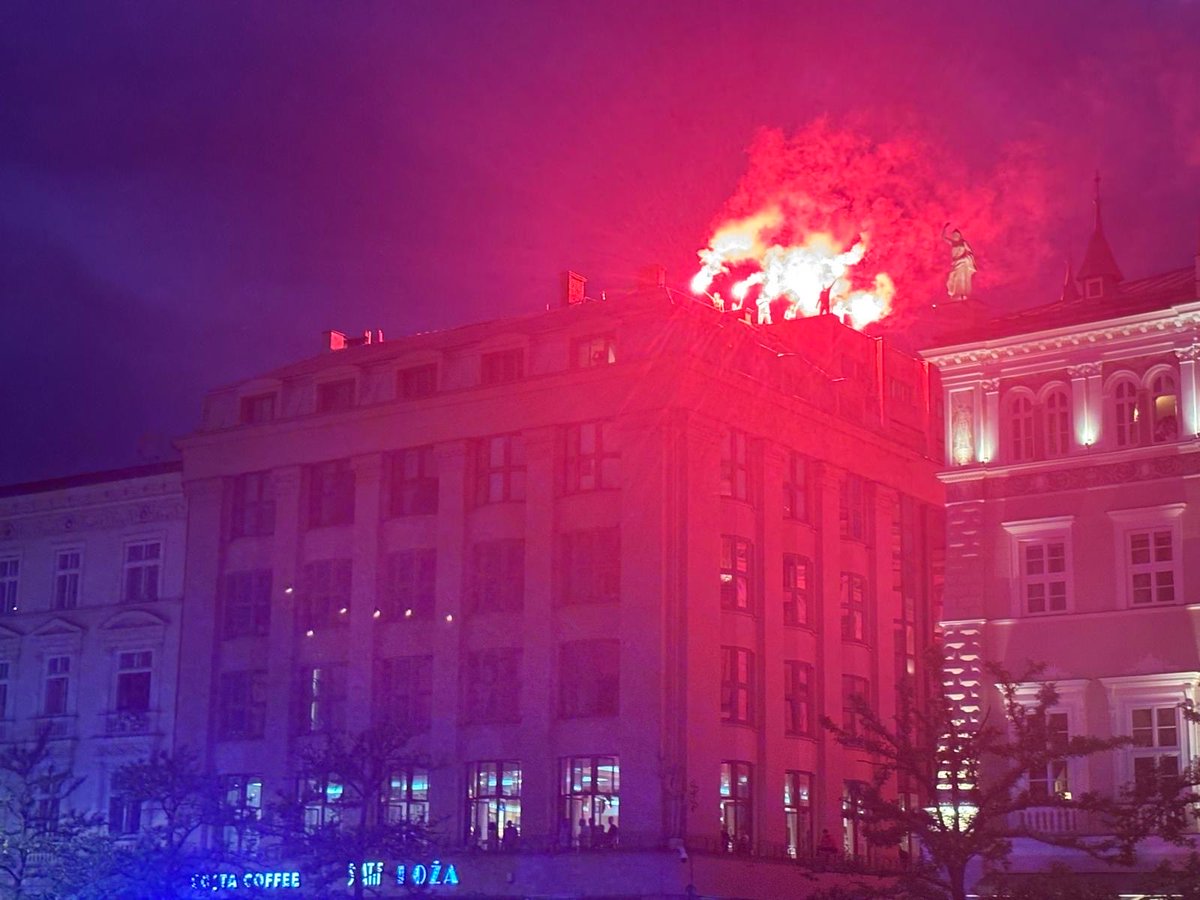 ZabytkoweC's tweet photo. Europa nas za to podziwia; Zdj; kibice Wisły Kraków, na dachu kamienicy na rogu ul św. Jana i Rynku Głównego z otwartym ogniem , racami. https://t.co/6ycb7rRF9o