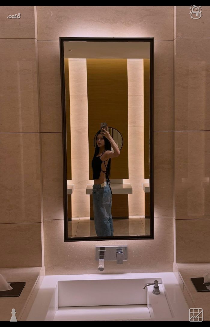 ew2ew2's tweet photo. 🙆Wedding cleanup: the flowers are all boxed up. At last, I bid farewell and make my way to the changing area. I slip back into my regular clothes, gather my belongings, and exit the pool facility. The sun is beginning its descent, casting the heavens in hues of rose and amber. https://t.co/Zt9DmVmUk4