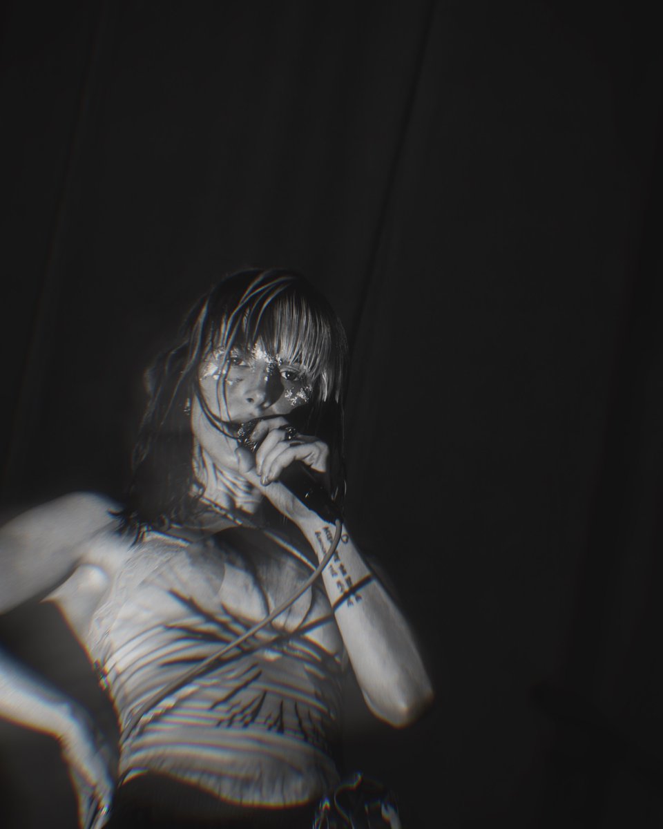 imaIiabiIityx's tweet photo. will never get over how photogenic hayley is. these shots are beautiful https://t.co/VrL7jPjVt7