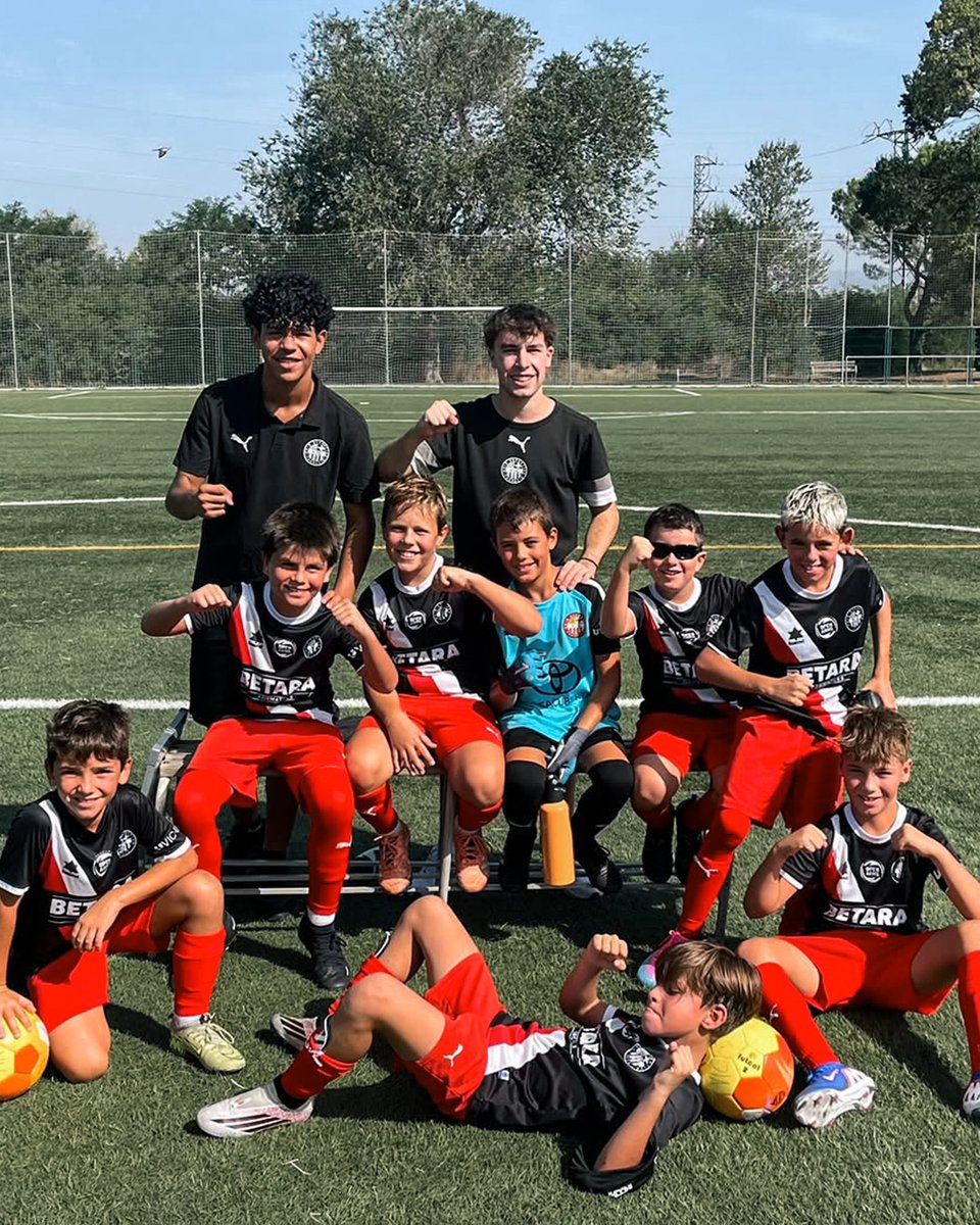 FundacioUEVic's tweet photo. Nou cap de setmana d'𝐚𝐦𝐢𝐬𝐭𝐨𝐬𝐨𝐬 🤝

Més equips del club se sumen a la pretemporada 💪⚽

#SomUEVic 🔴⚪ https://t.co/pi5DFOXGUA