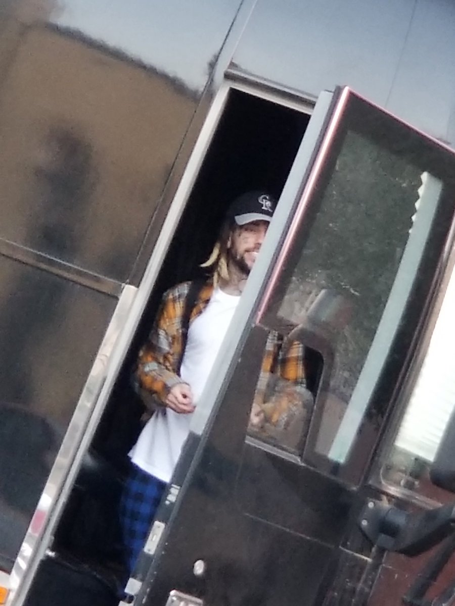 Lysss59's tweet photo. $30 tickets, lined up for the show right next to the boys, and being shot with nerf guns from the tour bus. What a time it was to be alive. ✨ 
Proud to have been here from the jump and witness their growth in real time 🫡 https://t.co/vxz34X3xNZ