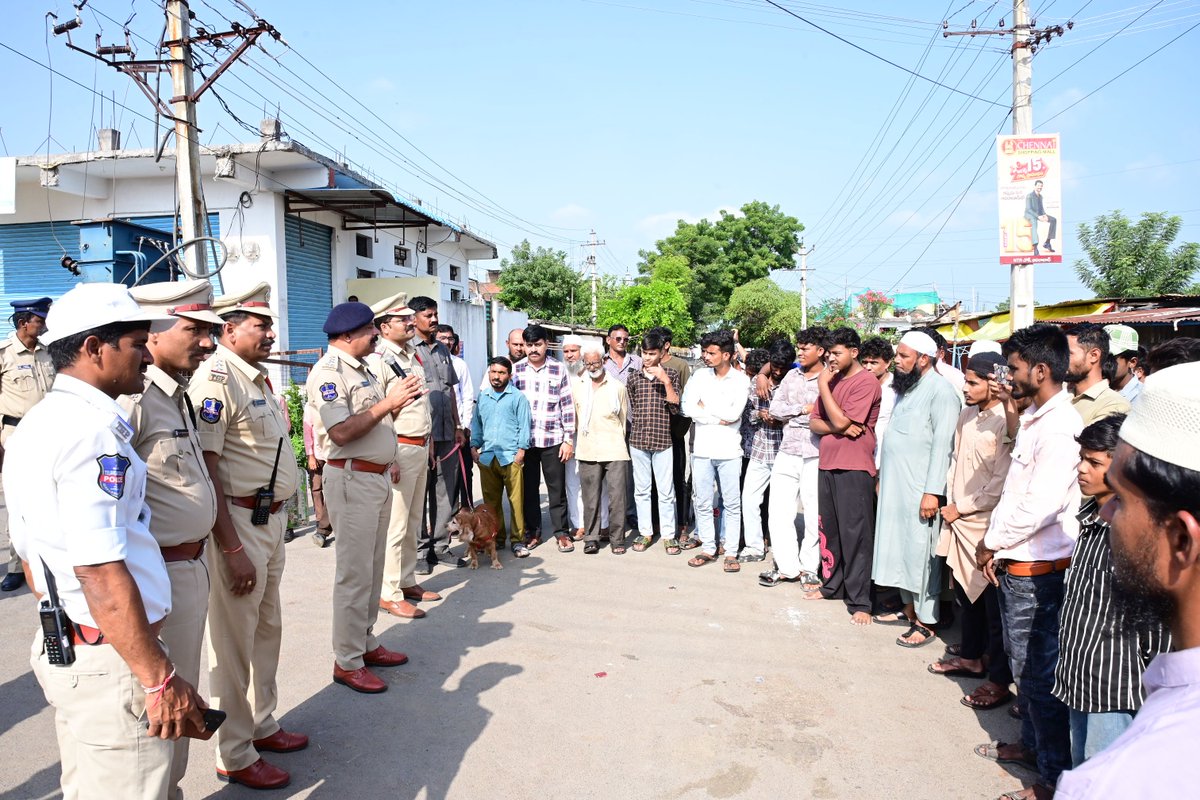 adilabad_sp's tweet photo. 🚨 చిలుకూరి లక్ష్మీ నగర్లో కమ్యూనిటీ కాంటాక్ట్! 150 మంది పోలీసులతో విస్తృత తనిఖీలు. 163 బైక్లు, 31 ఆటోలు, 9 ట్రాలీలు, 6 కార్లు, 1 ట్రాక్టర్ తనిఖీ. ఫేక్ నంబర్ ప్లేట్ బైక్ స్వాధీనం. #AdilabadPolice #CommunityContact https://t.co/JC6gp59IJ5