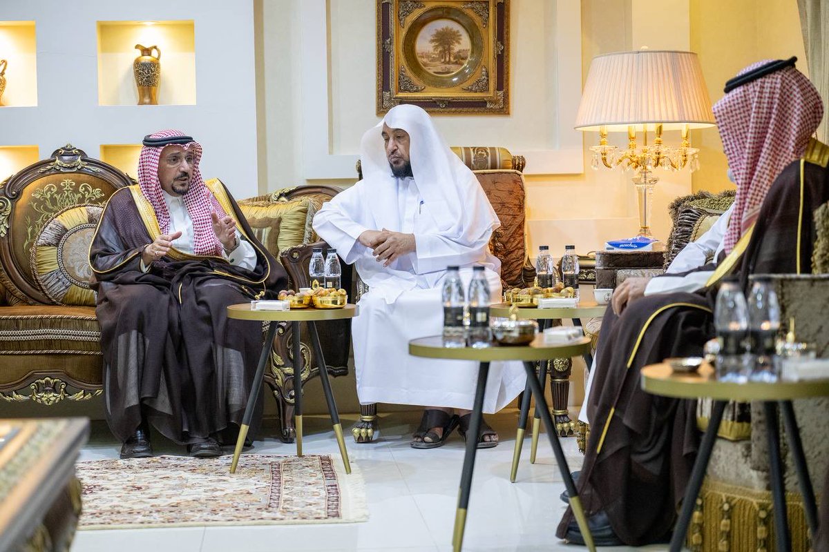 EmarahAlQassim's tweet photo. في إطار حرص سموه على التواصل مع العلماء والمشايخ..

سمو #أمير_منطقة_القصيم يزور مفوض الإفتاء بمنطقتي القصيم وحائل فضيلة الشيخ الدكتور سامي الصقير. https://t.co/rPykvQRJD6