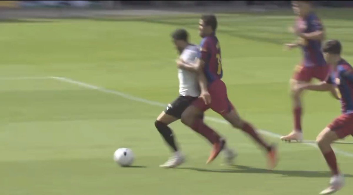 ArchivoVAR's tweet photo. 🖥💥 ¡Ojo a la nueva toma de la acción entre Rodri y Danjuma! 

👉🏻 El jugador español se lanza contra el delantero antes de que ejecute el remate. 

❌ 𝗣𝗘𝗡𝗔𝗟𝗧𝗜 𝗬 𝗥𝗢𝗝𝗔. 

▪️ Con las tomas ofrecidas por la retransmisión fue imposible observar la magnitud del contacto. https://t.co/zHVWQx1F6x