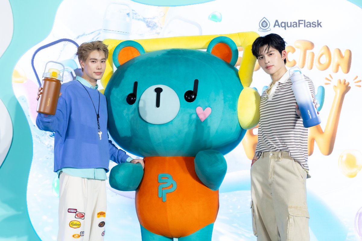 _24News_'s tweet photo. อควาฟลาสก์ ประเทศไทย ดึงคู่ฮอต "ปอนด์-ภูวินทร์" นั่งแท่นพรีเซ็นเตอร จัดงาน Grand Launch สุดยิ่งใหญ่ที่เมกาบางนา
พร้อมเปิดตัวภาพยนตร์โฆษณาภายใต้แคมเปญ 

#FunctionForEveryFun
#AquaFlaskThailand
#AquaFlaskxPoundPhuwin

●        แบรนด์ AquaFlask อ่านว่า อควา-ฟลาสก์ เป็นแบรนด์กระติกน้ำเก็บอุณหภูมิ ออกแบบในรัฐแคลิฟอร์เนียผสานดีไซน์สีสันสุดป๊อปเข้ากับคุณภาพการใช้งานระดับพรีเมี่ยม

●        งาน Grand Launch เปิดตัวแคมเปญ #FunctionforEveryFun พร้อมพรีเซ็นเตอร์ AquaFlask x PondPhuwin วันที่ 3 กันยายน 2569 ณ ลานกิจกรรม ศูนย์การค้าเมกาบางนา

●        ไฮไลท์ของงาน AquaFlask Function For Every Fun x PondPhuwin  นอกจากกิจกรรมสุดสนุกและโชว์จากสองหนุ่มแล้ว ยังมี Special Collection Box Set 2 ซีรีย์ ได้แก่ Deep Tide Series และ Silver Dawn Series

ปรากฏการณ์ห้างแตกได้เกิดขึ้นแล้ว! เมื่อแบรนด์กระติกน้ำชื่อดังอย่าง อควาฟลาสก์ ประเทศไทย จัดงาน Grand Launch เปิดตัวแคมเปญ “AquaFlask Function For Every Fun x PondPhuwin” อย่างยิ่งใหญ่ ณ ลานกิจกรรม ศูนย์การค้าเมกาบางนา ในวันที่ 3 กันยายน 2569 ที่ผ่านมา โดยได้รับความสนใจจากสื่อมวลชน แฟนคลับ และอินฟลูเอนเซอร์สายไลฟ์สไตล์ที่มาร่วมงานกันอย่างเนืองแน่น

นาทีนี้ถ้าพูดถึงไอเทมที่สายแฟชั่นและสายรักษ์โลกต้องพกติดตัวคงหนีไม่พ้นกระติกน้ำเก็บอุณหภูมิแบรนด์ดังอย่าง อควาฟลาสก์ ด้วยเอกลักษณ์แบรนด์ที่ชัดเจน #FunctionForEveryFun ผสานดีไซน์สีสันสุดป๊อปเข้ากับวัสดุคุณภาพระดับพรีเมี่ยม ไม่ว่าจะเป็นเรื่องความทนทานของสเตนเลสเกรดพรีเมียม ฉนวนสุญญากาศ 2 ชั้น สามารถเก็บความเย็นฉ่ำข้ามวันถึง 24 ชั่วโมง และเก็บความร้อนได้ 12 ชั่วโมง ปราศจากสารอันตราย BPA Free แถมยังเป็นมิตรต่อสิ่งแวดล้อม (Eco-Friendly) ที่สำคัญคือตัวแบรนด์ถูกดีไซน์มาเพื่อสะท้อนตัวตนและอินเนอร์ความเป็นคุณ! มีเฉดสีและสไตล์ให้เลือกเยอะมาก เรียกว่าจะหยิบไปแมตช์กับลุคไหน หรือลุยกิจกรรมอะไรก็เอาอยู่ คอมพลีทได้ทุกลุคแบบไม่มีดรอป ตอบโจทย์ไลฟ์สไตล์คนรุ่นใหม่ที่ชอบความชิคแบบไม่ซ้ำใคร

เพื่อรุกตลาด Gen Z แบบจัดเต็มและขยายฐานลูกค้าให้ครอบคลุมทุกพื้นที่ AquaFlask จึงต่อยอดความสำเร็จของแบรนด์ด้วยการคว้าตัว 2 หนุ่มฮอตแห่งยุค "ปอนด์ - ณราวิชญ์ เลิศรัตน์โกสุมภ์" และ "ภูวินทร์ ตั้งศักดิ์ยืน" มานั่งแท่นพรีเซ็นเตอร์คู่กัน ซึ่งถือเป็นกลยุทธ์ทางการตลาดที่เฉียบขาดในการเจาะพื้นที่สื่อบันเทิงและโซเชียลมีเดีย คาแรคเตอร์ของ "ปอนด์-ภูวินทร์" ถือเป็นส่วนผสมที่ลงตัวเป๊ะ ทั้งความสมาร์ท ความสดใส เก่งรอบด้าน เอนเนอร์จี้ล้นเหลือ และมีไลฟ์สไตล์สุดแอคทีฟ ซึ่งเข้ากับ DNA ของแบรนด์เป็นอย่างดี

พร้อมเปิดตัวภาพยนตร์โฆษณาแคมเปญ #FunctionforEveryFun โดยสองหนุ่ม ปอนด์-ภูวินทร์ เป็นที่แรก โดยงานถูกเนรมิตออกมาเป็น Decoration สีเทอร์ควอยซ์สดใสเติมความสนุกพร้อมกิจกรรมสุดเอ็กซ์คลูซีฟมากมาย ทั้งตู้ Gachapon Machine และโซนถ่ายรูป Photo Frame เรียกได้ว่า ก้าวขาเข้างานเมื่อไร ทุกคนก็ได้มีโมเม้นต์สุดสนุกกันเลย

เพื่อต้อนรับการเปิดตัวแคมเปญ AquaFlask Function for Every Fun x PondPhuwin ทางแบรนด์ก็ได้ออก Special Collection Box Set ได้แก่ Deep Tide Series โทนดำ-ฟ้า สำหรับสายคูล สุขุม แต่แฝงความขี้เล่น

/ Silver Dawn Series โทนเงิน-เหลือง สำหรับสายแฟชั่น สดใส พลังงานบวกที่สะท้อนตัวตนของทั้งสองหนุ่มปอนด์ ภูวินทร์ออกมาได้อย่างลงตัว

ทางด้านสองหนุ่มพรีเซ็นเตอร์ก็ได้เล่าถึงความประทับใจนี้ โดย ปอนด์ - ณราวิชญ์ เลิศรัตน์โกสุมภ์ เผยว่า "สำหรับผม AquaFlask ตอบโจทย์สายลุยและสายแฟชั่นในเวลาเดียวกันครับ อย่างคอลเลกชัน Silver Dawn Series ที่ใช่มาแมตช์กับลุคของตัวเองดูครับ"

ด้าน ภูวินทร์ ตั้งศักดิ์ยืน เสริมต่อว่า "ดีใจมากครับที่ได้มาร่วมงานกับแบรนด์ที่มีเอนเนอร์จี้สนุกๆ แบบนี้ ส่วนตัวผมชอบความสดใสและพลังบวก นอกจากนี้ผมยังดีใจที่ได้รับเลือกเป็นพรีเซ็นเตอร์เพราะเป็นหนึ่งในการย้ำเตือนทุกคนว่าการใช้กระติกน้ำช่วยลดขยะพลาสติก ถือเป็นการรักษ์โลกซึ่งเป็นเรื่องที่ผมให้ความสนใจ”

นอกจากความสำเร็จของงาน Grand Launch ในช่วงเปิดตัวแคมเปญและพรีเซ็นเตอร์แล้ว ยังมีกิจกรรมบนเวทีที่แฟนๆ ได้ร่วมสนุก และรู้จักสองหนุ่มในมุมที่ไม่เคยรู้จักมาก่อน พร้อมด้วยกำลังใจจากน้องเพิ่มพูน ขวัญใจแฟนๆ ที่มาร่วมสร้างความสนุกภายในงาน ทำให้งานนี้เต็มไปด้วยความสนุกสุดฟินที่เรียกเสียงกรี๊ดสนั่นลั่นห้าง ทั้งโมเมนต์พิเศษของ 30 Lucky Fans ที่ได้รับสิทธิ์ถ่ายภาพ 2:1 แบบใกล้ชิดฟินจิกหมอน กระติกน้ำ Custom ลายเซ็นสดจากมือสองหนุ่มที่แจกให้แฟนๆ กลับบ้าน พร้อมกิจกรรมอีกมากมายที่เปิดโอกาสให้เหล่าแฟนๆ เข้าร่วม เรียกว่างานนี้ AquaFlask จัดเต็ม เสิร์ฟความสนุก ให้สายลุย สายแฟชั่น และชาวด้อมได้ใจฟูกันแบบสุดขีด