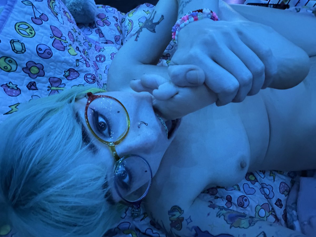 dutifuldolly's tweet photo. mmmm i love toes 💕😵‍💫 https://t.co/yDuCYBsxP2
