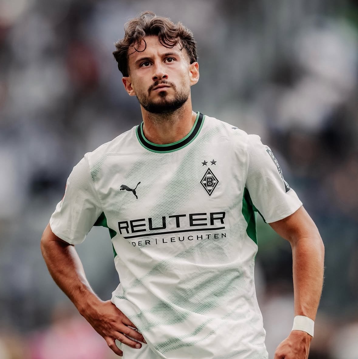 bmg_edits's tweet photo. Nicolas Kühn (26) hat sich beim Auslauf-Training nach der 3:4 Niederlage gegen Elversberg einen Muskelbündelriss zugezogen. Der Rechtsaußen wird der Borussia damit mindestens 5-6 Wochen fehlen🐎
[@BILD] https://t.co/ve47GfQLSm
