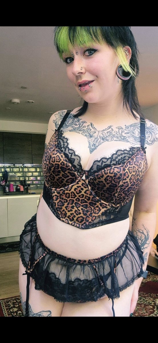 bbbaileybbb's tweet photo. Urgh doesn't this set just look divine on me? 🫠 #lepardprint #piercings #tattoos #bigboobgirl #onlyfans #splittongue #naughty https://t.co/k3M8j276Y8