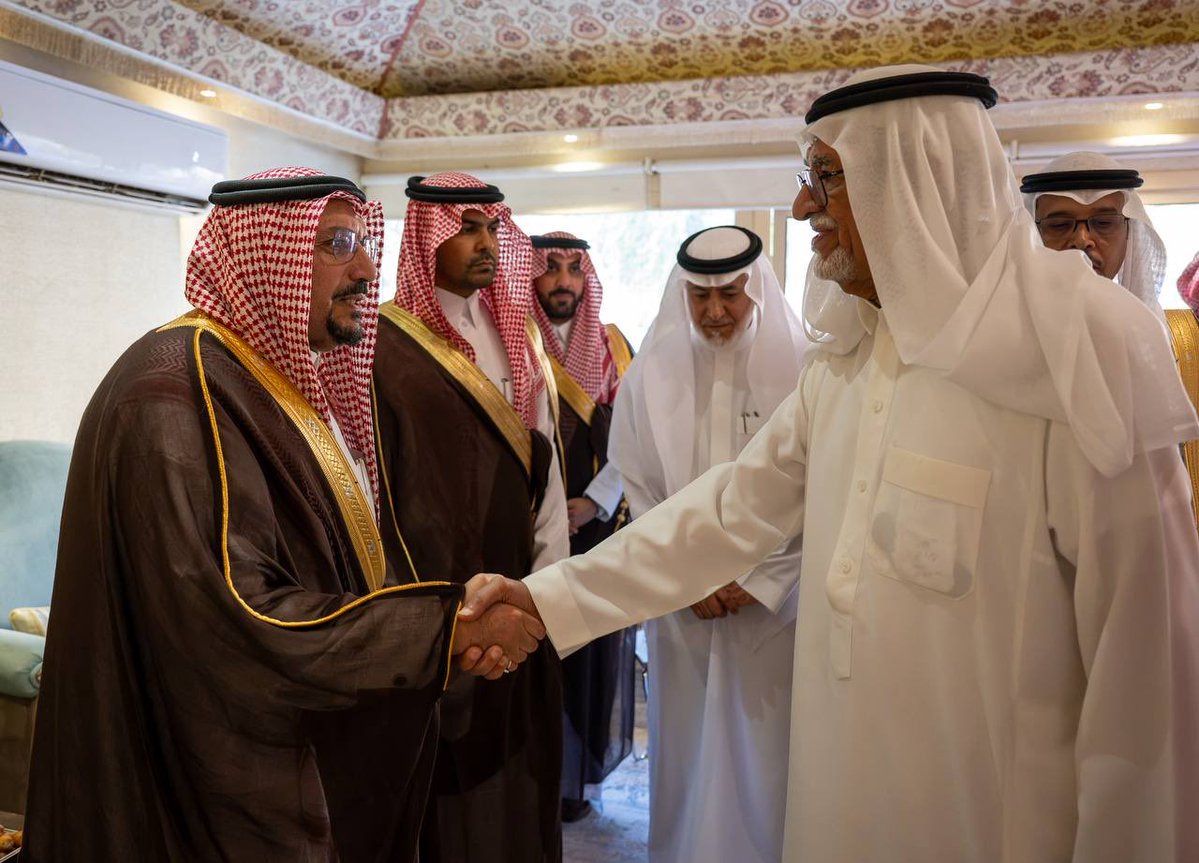 EmarahAlQassim's tweet photo. سأل سموه الله تعالى أن يتغمد الفقيد بواسع رحمته ومغفرته، وأن يسكنه فسيح جناته..

سمو #أمير_منطقة_القصيم يعزي أسرة " السليم " بمحافظة عنيزة في وفاة حمد بن خالد العبدالله السليم. https://t.co/87kTXNI0uE