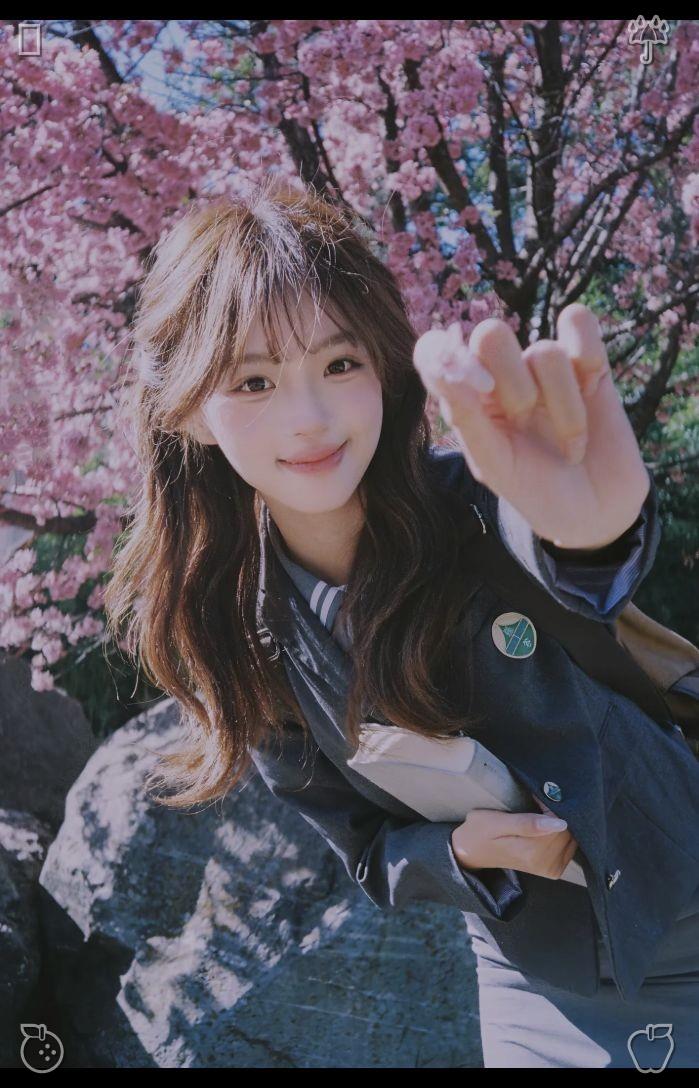 June_Srr13's tweet photo. 🌼 Enchantment hides within life's little details. Wandering amid blossoms teaches us to welcome the spectrum of beauty—each bloom with its own shape and shade, weaving a vibrant, breathtaking tapestry of nature. https://t.co/wii08wNVp4