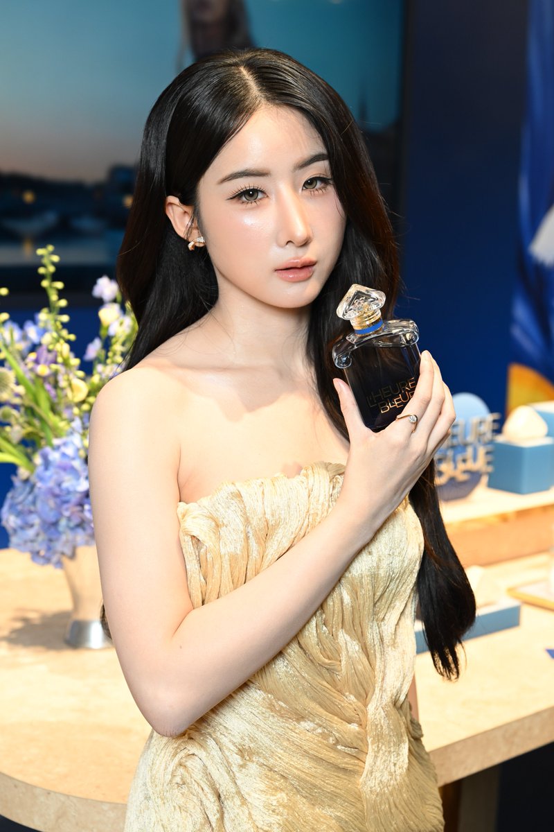 _24News_'s tweet photo. GUERLAIN เปิดตัว L’HEURE BLEUE น้ำหอมใหม่ที่กำลังถูกพูดถึงในหมู่คนรักน้ำหอมทั่วโลกถ่ายทอดเสน่ห์แห่ง “BLUE HOUR” พร้อม “มาย-ภาคภูมิ ร่มไทรทอง” Friend of Guerlain ร่วมสัมผัสกลิ่นหอมแห่งชั่วโมงสีน้ำเงิน ณ GUERLAIN POP-UP สยามพารากอน

#Guerlain #GuerlainPerfume #LHeureBleue #Blue #FragranceLover #milephakphum #YokoApasra‌

GUERLAIN (เกอร์แลง) แบรนด์ความงามระดับตำนานจากฝรั่งเศส จัดงานเปิดตัว L’HEURE BLEUE (เลอร์ เบลอ) น้ำหอมใหม่ล่าสุดที่ได้แรงบันดาลใจจาก BLUE HOUR หรือ “ชั่วโมงสีน้ำเงิน” ช่วงเวลาสั้นๆ ระหว่างกลางวันและกลางคืน เมื่อท้องฟ้าค่อยๆ เปลี่ยนเป็นสีน้ำเงินเข้ม โดยมี มาย-ภาคภูมิ ร่มไทรทอง Friend of Guerlain Thailand ร่วมสัมผัสน้ำหอมกลิ่นใหม่ พร้อมด้วยเหล่าดารา เซเลบริตี้ บิวตี้ครีเอเตอร์ และ Perfume Expert ชื่อดังที่มาร่วมงานอย่างคับคั่ง อาทิ อาภัสรา เลิศประเสริฐ, เฌอปัฐน์ กิตติพรวริษฐ์, เอวิตา ยุคล, อธิชนัน ศรีเสวก, กชกร ส่งแสงเติม, ภาณุพงศ์ ภัทรกุลทวี, นฤมาศ สงวนผลไพโรจน์, ชุติมา ทีปะนาถ, ชีรีน วิศิษฐฎากุล, ปุณิกา กุลสุนทรรัตน์, นันท์นภัส วงศ์โสภา และอีกมากมาย
ภายในงาน GUERLAIN เนรมิตพื้นที่บริเวณชั้น 1 ศูนย์การค้าสยามพารากอน ในบรรยากาศของ BLUE HOUR ผ่านแสงและเฉดสีน้ำเงิน พร้อม Immersive Experience ที่เปิดโอกาสให้ทุกท่านได้สัมผัสแนวคิดเบื้องหลัง L’HEURE BLEUE และทำความรู้จักกับโครงสร้างกลิ่น ตั้งแต่ OZONIC ACCORD ที่ให้ความรู้สึกสดชื่น โปร่ง เย็น ไปจนถึงหัวใจสำคัญอย่าง IRIS TINCTURE เอกสิทธิ์ของ Maison Guerlain ซึ่งใช้เวลากว่า 3 ปีในการพัฒนา
วรรษา ตั้งนิมิตโชค ผู้บริหารแบรนด์ Guerlain กล่าวถึงการเปิดตัวครั้งนี้ ว่า “L’HEURE BLEUE เป็นน้ำหอมที่มีความพิเศษทั้งในเรื่องของแรงบันดาลใจและวัตถุดิบ เราอยากให้ทุกคนที่มาร่วมงานได้สัมผัสบรรยากาศของ BLUE HOUR จริงๆ ผ่านทั้ง แสง สี และ กลิ่น ซึ่งเป็นช่วงเวลาสั้นๆ ที่มีทั้งความสงบและความรู้สึกถึงความเป็นไปได้ สิ่งที่น่าสนใจมากสำหรับน้ำหอมกลิ่นนี้คือ IRIS TINCTURE ที่ Guerlain ใช้เวลากว่า 3 ปีในการพัฒนา เพื่อให้ไอริสมีมิติที่สดชื่น โปร่งเบา และสว่างขึ้น เป็นอีกครั้งที่เราได้นำความเชี่ยวชาญด้านน้ำหอมของ Guerlain มาพัฒนาสิ่งใหม่ๆ โดยยังคงเอกลักษณ์ของเมซงเอาไว้”
ด้าน มาย-ภาคภูมิ ร่มไทรทอง Friend of Guerlain Thailand เผยถึงความประทับใจหลังได้สัมผัส L’HEURE BLEUE ว่า “ผมชอบความรู้สึกของกลิ่นนี้ ตั้งแต่ตอนเปิดเลยครับ มีความสดชื่น โปร่ง และเย็น แล้วกลิ่นของ Iris จะค่อยๆ ชัดขึ้น มีความ Powdery แต่ในขณะเดียวกันก็ยังรู้สึกโปร่งและสว่าง พออยู่บนผิวไปสักพัก กลิ่นจะเริ่มนุ่มและอบอุ่นขึ้น สำหรับผมเป็นกลิ่นที่มีทั้งความสงบ ความมั่นใจ และมีอะไรบางอย่างที่น่าค้นหา เหมือนบรรยากาศของ Blue Hour จริงๆ”
THE PERFUME OF AN EMOTION
L’HEURE BLEUE สร้างสรรค์โดย DELPHINE JELK (เดลฟีน เฌลค์) ผู้อำนวยการฝ่ายสร้างสรรค์ประจำแผนกน้ำหอม Guerlain ซึ่งนำความรู้สึกของ BLUE HOUR มาถ่ายทอดผ่าน “กลิ่นของท้องฟ้า” เริ่มต้นด้วย OZONIC ACCORD ที่มอบความสดชื่นราวสายลมเย็นและผืนฟ้าเปิดกว้าง ก่อนเผยหัวใจของ IRIS ผ่านสองมิติ ทั้ง IRIS BUTTER ที่ให้สัมผัสนุ่มเนียน และ IRIS TINCTURE ที่สดชื่นและโปร่งเบา ผสาน ORANGE BLOSSOM เติมความสว่าง ก่อนเข้าสู่ VANILLA TINCTURE และ AMBROXAN ที่เพิ่มความอบอุ่นและลุ่มลึกให้กับกลิ่น
หัวใจสำคัญของ L’HEURE BLEUE คือ IRIS TINCTURE ทิงเจอร์สกัดจากเหง้าไอริสเอกสิทธิ์ของ Maison Guerlain ซึ่ง Delphine Jelk ใช้เวลากว่า 3 ปีร่วมกับผู้เชี่ยวชาญของ Guerlain ในการพัฒนา จากเหง้าไอริสคุณภาพสูงที่คัดสรรจากอิตาลี ผ่านกระบวนการที่ได้รับการพัฒนาขึ้นเป็นพิเศษ ณ โรงงาน Orphin ของ Guerlain ผลลัพธ์คืออีกมิติของไอริสที่สดชื่น โปร่งเบา และสว่างยิ่งขึ้น พร้อมคงความประณีตของวัตถุดิบล้ำค่าที่ได้รับการขนานนามว่า “BLUE GOLD” แห่งโลกสุคนธกรรม
“อีกอย่างที่ผมชอบคือขวดครับ การไล่เฉดสีน้ำเงินจากฐานขึ้นไปสู่เนื้อแก้วใส ทำให้นึกถึงสีของท้องฟ้าในช่วง Blue Hour ยิ่งอยู่บนรูปทรง Inverted Heart ที่เป็นเอกลักษณ์ของ Guerlain ก็ยิ่งสวย ผมรู้สึกเหมือนเราเก็บช่วงเวลาสั้นๆ ของท้องฟ้าที่ปกติผ่านไปเร็วมาก เอาไว้ในขวดน้ำหอมขวดนี้ครับ
A REVISITED JEWEL BOTTLE
L’HEURE BLEUE มาในขวดทรง INVERTED HEART หรือ ทรงหัวใจคว่ำ หนึ่งในดีไซน์ระดับไอคอนิกของ Maison Guerlain ซึ่งถือกำเนิดขึ้นเมื่อ 114 ปีก่อน จากผลงานการออกแบบของ GEORGES CHEVALIER แห่ง Baccarat สำหรับ L’HEURE BLEUE ในปี 2026 ขวดได้รับการแต่งแต้มด้วยการไล่เฉดสีน้ำเงินจากฐานขึ้นสู่เนื้อแก้วใสด้านบน ราวกับเก็บสีของท้องฟ้าในช่วง BLUE HOUR เอาไว้ภายใน เสริมด้วยตัวอักษร L’HEURE BLEUE สีทอง เจียระไนบริเวณขอบและฐานที่สะท้อนประกาย พร้อมวงแหวนสีน้ำเงินเหนือคอขวดสีทอง

สัมผัสความหอมของน้ำหอม GUERLAIN L’HEURE BLEUE ได้ตั้งแต่วันที่ 1 กันยายน 2026 ณ บูติกและเคาน์เตอร์ GUERLAIN ทุกสาขา L’HEURE BLEUE EAU DE PARFUM ขนาด 30 ml. ราคา 4,280 บาท, ขนาด 50 ml. ราคา 5,810 บาท และขนาด 100 ml. ราคา 8,400 บาท และ SCENTED SOAP ราคา 1,300 บาท สอบถามเพิ่มเติมที่ Line Official Account: @guerlainth หรือ โทร. 02-655-2549, 064-698-7893