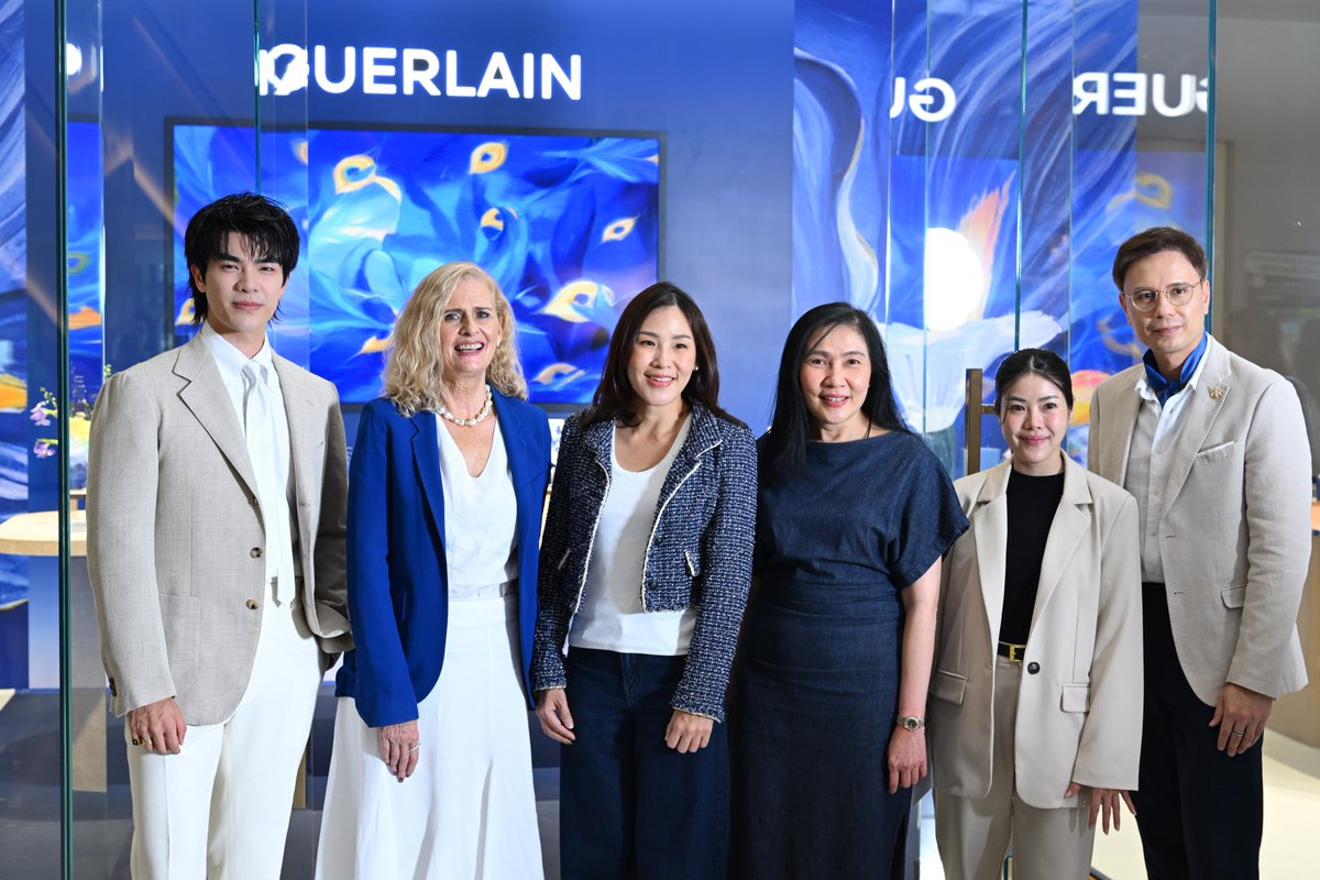 _24News_'s tweet photo. GUERLAIN เปิดตัว L’HEURE BLEUE น้ำหอมใหม่ที่กำลังถูกพูดถึงในหมู่คนรักน้ำหอมทั่วโลกถ่ายทอดเสน่ห์แห่ง “BLUE HOUR” พร้อม “มาย-ภาคภูมิ ร่มไทรทอง” Friend of Guerlain ร่วมสัมผัสกลิ่นหอมแห่งชั่วโมงสีน้ำเงิน ณ GUERLAIN POP-UP สยามพารากอน

#Guerlain #GuerlainPerfume #LHeureBleue #Blue #FragranceLover #milephakphum #YokoApasra‌

GUERLAIN (เกอร์แลง) แบรนด์ความงามระดับตำนานจากฝรั่งเศส จัดงานเปิดตัว L’HEURE BLEUE (เลอร์ เบลอ) น้ำหอมใหม่ล่าสุดที่ได้แรงบันดาลใจจาก BLUE HOUR หรือ “ชั่วโมงสีน้ำเงิน” ช่วงเวลาสั้นๆ ระหว่างกลางวันและกลางคืน เมื่อท้องฟ้าค่อยๆ เปลี่ยนเป็นสีน้ำเงินเข้ม โดยมี มาย-ภาคภูมิ ร่มไทรทอง Friend of Guerlain Thailand ร่วมสัมผัสน้ำหอมกลิ่นใหม่ พร้อมด้วยเหล่าดารา เซเลบริตี้ บิวตี้ครีเอเตอร์ และ Perfume Expert ชื่อดังที่มาร่วมงานอย่างคับคั่ง อาทิ อาภัสรา เลิศประเสริฐ, เฌอปัฐน์ กิตติพรวริษฐ์, เอวิตา ยุคล, อธิชนัน ศรีเสวก, กชกร ส่งแสงเติม, ภาณุพงศ์ ภัทรกุลทวี, นฤมาศ สงวนผลไพโรจน์, ชุติมา ทีปะนาถ, ชีรีน วิศิษฐฎากุล, ปุณิกา กุลสุนทรรัตน์, นันท์นภัส วงศ์โสภา และอีกมากมาย
ภายในงาน GUERLAIN เนรมิตพื้นที่บริเวณชั้น 1 ศูนย์การค้าสยามพารากอน ในบรรยากาศของ BLUE HOUR ผ่านแสงและเฉดสีน้ำเงิน พร้อม Immersive Experience ที่เปิดโอกาสให้ทุกท่านได้สัมผัสแนวคิดเบื้องหลัง L’HEURE BLEUE และทำความรู้จักกับโครงสร้างกลิ่น ตั้งแต่ OZONIC ACCORD ที่ให้ความรู้สึกสดชื่น โปร่ง เย็น ไปจนถึงหัวใจสำคัญอย่าง IRIS TINCTURE เอกสิทธิ์ของ Maison Guerlain ซึ่งใช้เวลากว่า 3 ปีในการพัฒนา
วรรษา ตั้งนิมิตโชค ผู้บริหารแบรนด์ Guerlain กล่าวถึงการเปิดตัวครั้งนี้ ว่า “L’HEURE BLEUE เป็นน้ำหอมที่มีความพิเศษทั้งในเรื่องของแรงบันดาลใจและวัตถุดิบ เราอยากให้ทุกคนที่มาร่วมงานได้สัมผัสบรรยากาศของ BLUE HOUR จริงๆ ผ่านทั้ง แสง สี และ กลิ่น ซึ่งเป็นช่วงเวลาสั้นๆ ที่มีทั้งความสงบและความรู้สึกถึงความเป็นไปได้ สิ่งที่น่าสนใจมากสำหรับน้ำหอมกลิ่นนี้คือ IRIS TINCTURE ที่ Guerlain ใช้เวลากว่า 3 ปีในการพัฒนา เพื่อให้ไอริสมีมิติที่สดชื่น โปร่งเบา และสว่างขึ้น เป็นอีกครั้งที่เราได้นำความเชี่ยวชาญด้านน้ำหอมของ Guerlain มาพัฒนาสิ่งใหม่ๆ โดยยังคงเอกลักษณ์ของเมซงเอาไว้”
ด้าน มาย-ภาคภูมิ ร่มไทรทอง Friend of Guerlain Thailand เผยถึงความประทับใจหลังได้สัมผัส L’HEURE BLEUE ว่า “ผมชอบความรู้สึกของกลิ่นนี้ ตั้งแต่ตอนเปิดเลยครับ มีความสดชื่น โปร่ง และเย็น แล้วกลิ่นของ Iris จะค่อยๆ ชัดขึ้น มีความ Powdery แต่ในขณะเดียวกันก็ยังรู้สึกโปร่งและสว่าง พออยู่บนผิวไปสักพัก กลิ่นจะเริ่มนุ่มและอบอุ่นขึ้น สำหรับผมเป็นกลิ่นที่มีทั้งความสงบ ความมั่นใจ และมีอะไรบางอย่างที่น่าค้นหา เหมือนบรรยากาศของ Blue Hour จริงๆ”
THE PERFUME OF AN EMOTION
L’HEURE BLEUE สร้างสรรค์โดย DELPHINE JELK (เดลฟีน เฌลค์) ผู้อำนวยการฝ่ายสร้างสรรค์ประจำแผนกน้ำหอม Guerlain ซึ่งนำความรู้สึกของ BLUE HOUR มาถ่ายทอดผ่าน “กลิ่นของท้องฟ้า” เริ่มต้นด้วย OZONIC ACCORD ที่มอบความสดชื่นราวสายลมเย็นและผืนฟ้าเปิดกว้าง ก่อนเผยหัวใจของ IRIS ผ่านสองมิติ ทั้ง IRIS BUTTER ที่ให้สัมผัสนุ่มเนียน และ IRIS TINCTURE ที่สดชื่นและโปร่งเบา ผสาน ORANGE BLOSSOM เติมความสว่าง ก่อนเข้าสู่ VANILLA TINCTURE และ AMBROXAN ที่เพิ่มความอบอุ่นและลุ่มลึกให้กับกลิ่น
หัวใจสำคัญของ L’HEURE BLEUE คือ IRIS TINCTURE ทิงเจอร์สกัดจากเหง้าไอริสเอกสิทธิ์ของ Maison Guerlain ซึ่ง Delphine Jelk ใช้เวลากว่า 3 ปีร่วมกับผู้เชี่ยวชาญของ Guerlain ในการพัฒนา จากเหง้าไอริสคุณภาพสูงที่คัดสรรจากอิตาลี ผ่านกระบวนการที่ได้รับการพัฒนาขึ้นเป็นพิเศษ ณ โรงงาน Orphin ของ Guerlain ผลลัพธ์คืออีกมิติของไอริสที่สดชื่น โปร่งเบา และสว่างยิ่งขึ้น พร้อมคงความประณีตของวัตถุดิบล้ำค่าที่ได้รับการขนานนามว่า “BLUE GOLD” แห่งโลกสุคนธกรรม
“อีกอย่างที่ผมชอบคือขวดครับ การไล่เฉดสีน้ำเงินจากฐานขึ้นไปสู่เนื้อแก้วใส ทำให้นึกถึงสีของท้องฟ้าในช่วง Blue Hour ยิ่งอยู่บนรูปทรง Inverted Heart ที่เป็นเอกลักษณ์ของ Guerlain ก็ยิ่งสวย ผมรู้สึกเหมือนเราเก็บช่วงเวลาสั้นๆ ของท้องฟ้าที่ปกติผ่านไปเร็วมาก เอาไว้ในขวดน้ำหอมขวดนี้ครับ
A REVISITED JEWEL BOTTLE
L’HEURE BLEUE มาในขวดทรง INVERTED HEART หรือ ทรงหัวใจคว่ำ หนึ่งในดีไซน์ระดับไอคอนิกของ Maison Guerlain ซึ่งถือกำเนิดขึ้นเมื่อ 114 ปีก่อน จากผลงานการออกแบบของ GEORGES CHEVALIER แห่ง Baccarat สำหรับ L’HEURE BLEUE ในปี 2026 ขวดได้รับการแต่งแต้มด้วยการไล่เฉดสีน้ำเงินจากฐานขึ้นสู่เนื้อแก้วใสด้านบน ราวกับเก็บสีของท้องฟ้าในช่วง BLUE HOUR เอาไว้ภายใน เสริมด้วยตัวอักษร L’HEURE BLEUE สีทอง เจียระไนบริเวณขอบและฐานที่สะท้อนประกาย พร้อมวงแหวนสีน้ำเงินเหนือคอขวดสีทอง

สัมผัสความหอมของน้ำหอม GUERLAIN L’HEURE BLEUE ได้ตั้งแต่วันที่ 1 กันยายน 2026 ณ บูติกและเคาน์เตอร์ GUERLAIN ทุกสาขา L’HEURE BLEUE EAU DE PARFUM ขนาด 30 ml. ราคา 4,280 บาท, ขนาด 50 ml. ราคา 5,810 บาท และขนาด 100 ml. ราคา 8,400 บาท และ SCENTED SOAP ราคา 1,300 บาท สอบถามเพิ่มเติมที่ Line Official Account: @guerlainth หรือ โทร. 02-655-2549, 064-698-7893