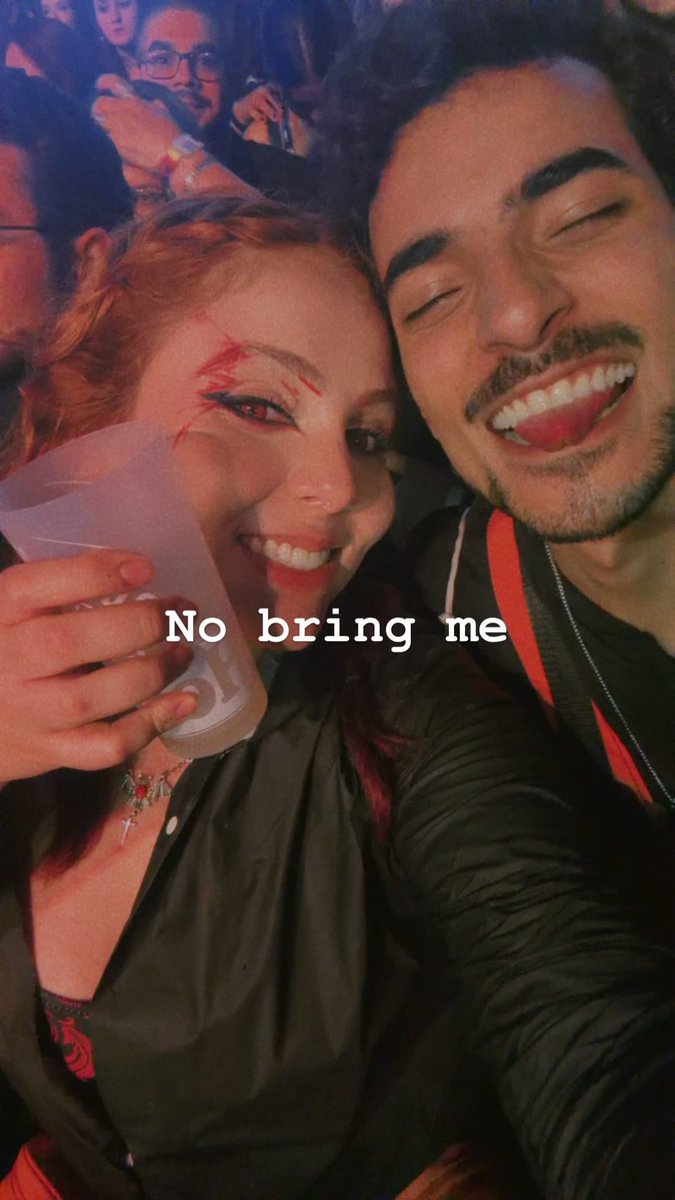 twtxmoon's tweet photo. Fui pro rock in rio namorando e sai show do avenged noiva 👰 https://t.co/55dk2fzLy5