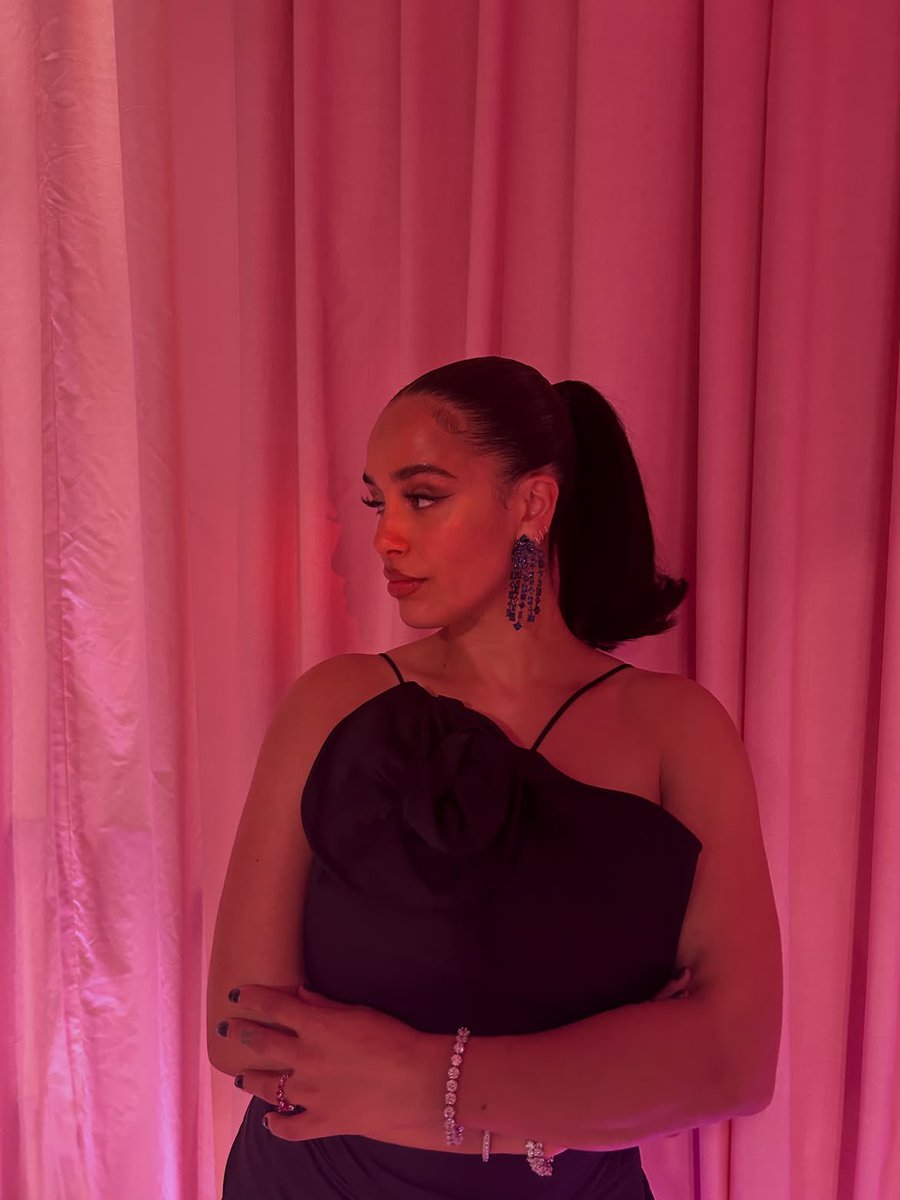 TheRoseNG's tweet photo. Jorja Smith😍 https://t.co/kYQGpcV8ma