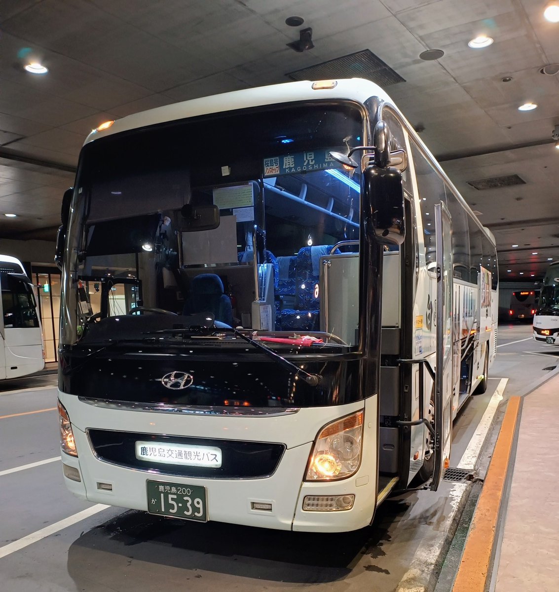 hanebus12's tweet photo. 2026年9月7日
鹿児島交通観光運行便
桜島号
天神高速バスターミナル
18時50分発
鹿児島本港行
鹿児島200　か 1539

満席。
宮崎まわりのJRよりもはるかに速い高速バス。
にしてつは続行を毎日出されている。

#鹿児島交通観光
#桜島号 https://t.co/jH3DqZ2jAN