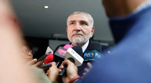 GuacamayanLeaks's tweet photo. El presunto Narco Senador @adan_augusto fue designado por @PartidoMorenaMx como coordinador de la cuarta circunscripción (Ciudad de México, Hidalgo, Puebla, Guerrero, Morelos y Tlaxcala). 

En esa función recibe aspirantes, los impulsa o los bloquea, y forma parte de los filtros que el partido usa para revisar perfiles rumbo a las candidaturas.

No se rían, es en serio.