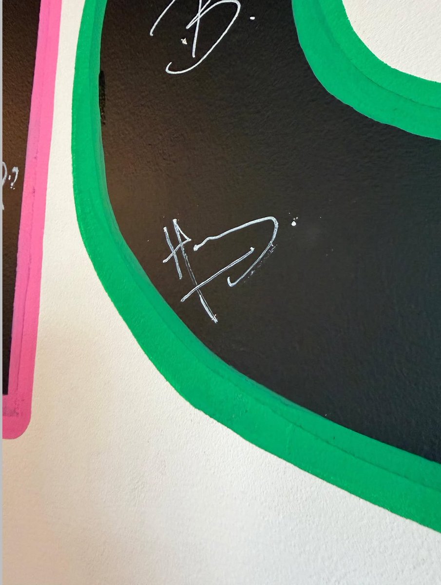 ChrisBaronSmit1's tweet photo. There he is! 🤗. Prince Harry, Duke of Sussex visited Tower Bridge Podcast Studios in London.

“Thank you Prince Harry for choosing Tower Bridge Studios! It was an absolute pleasure to have you in our studios and signing our wall foi we look forward to welcoming you back again.” https://t.co/0G4yyDGHlr