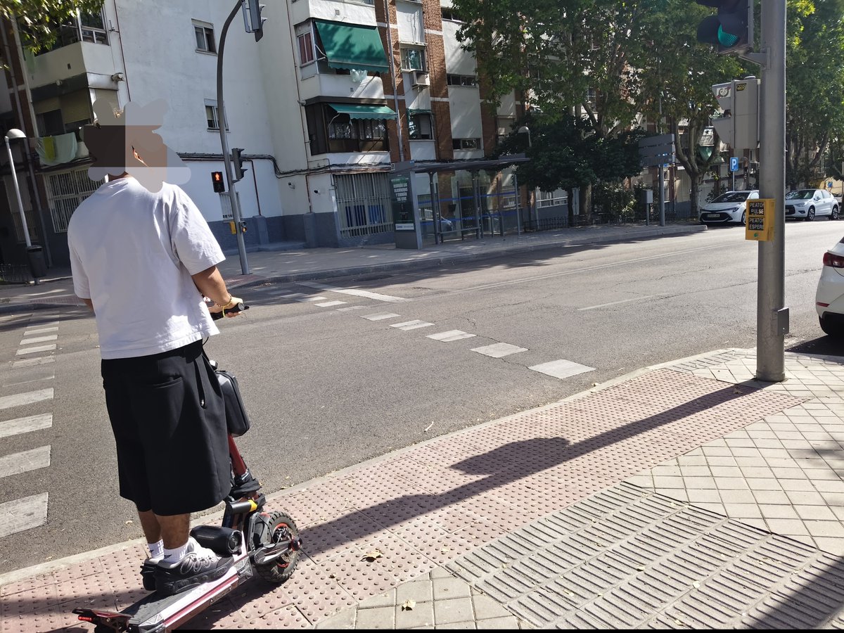 MCC54156408's tweet photo. 07/09/26 Camino Viejo Vicálvaro 11:20h.
• Infracción 1. Patinetero circula por #acera a toda leche. Se para en semáforo rojo.
• Infracción 2. Sube #patinetera, circulan ambos sobre el vehículo.
Sanción: 0 @policiademadrid @bcarabante
@AlmeidaPP_ @DGTes
#AceraSoloParaPeatones https://t.co/pXc85TGFhZ