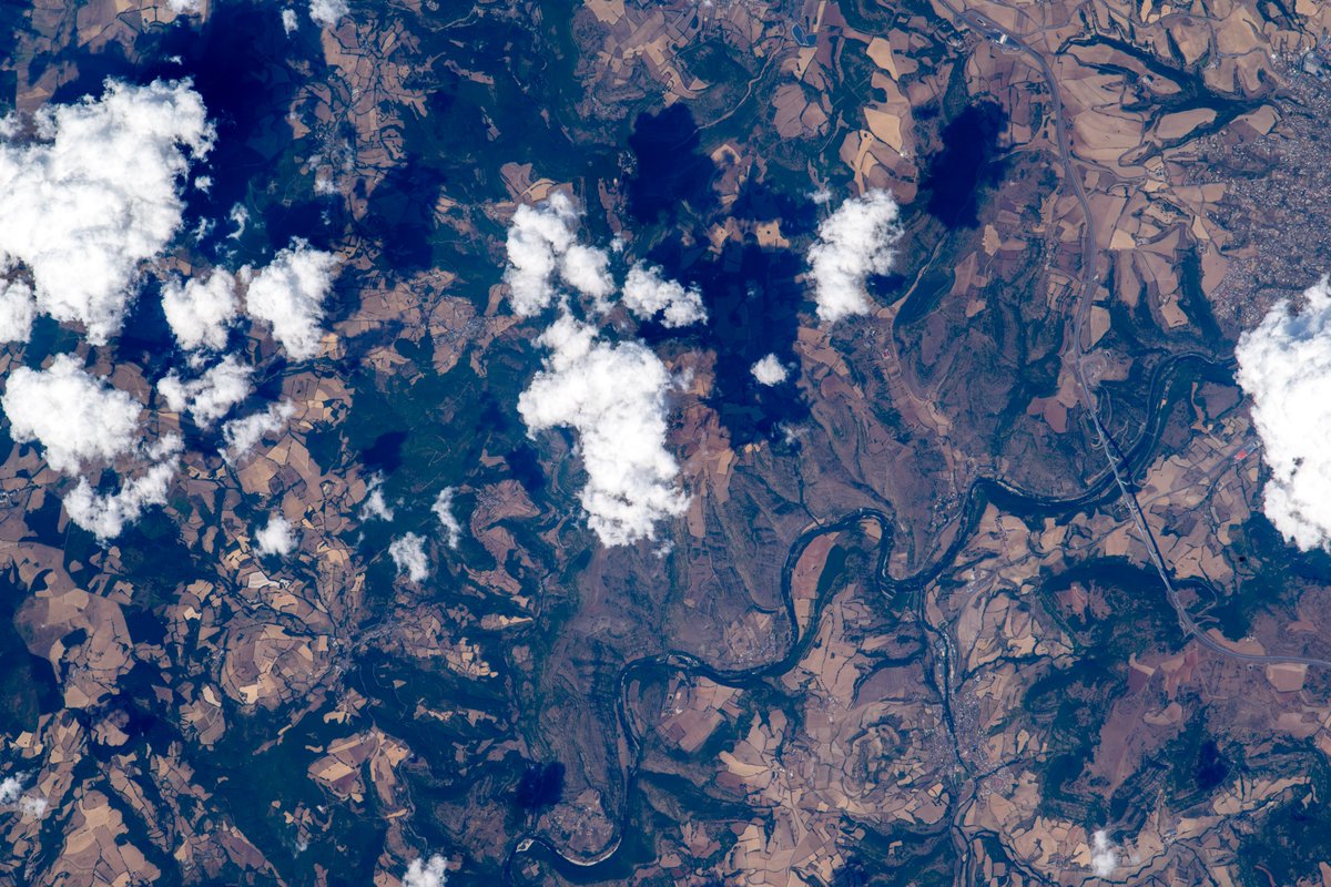 Soph_astro's tweet photo. Jour 206, orbite 3193– Lorsqu'ils sont au-dessus de l'eau, les ponts sont des traits d'union faciles à repérer entre deux rives, ou entre une île et le continent. Lorsqu'ils enjambent une vallée, seuls les géants sont réellement visibles ! Parmi eux, le viaduc de Millau, avec ses 343 m de hauteur et ses près de 2,5 km de longueur... Le Soleil était presque au zénith, on ne distingue donc pas l'ombre des sept piliers, mais celle du tablier donne une bonne indication du relief sous le pont. Que la France est belle !

📸 @esa / @NASA – S. Adenot

#εpsilon • @esaspaceflight • @Space_Station  • @NASAJohnson • @ESA_fr • @CNES