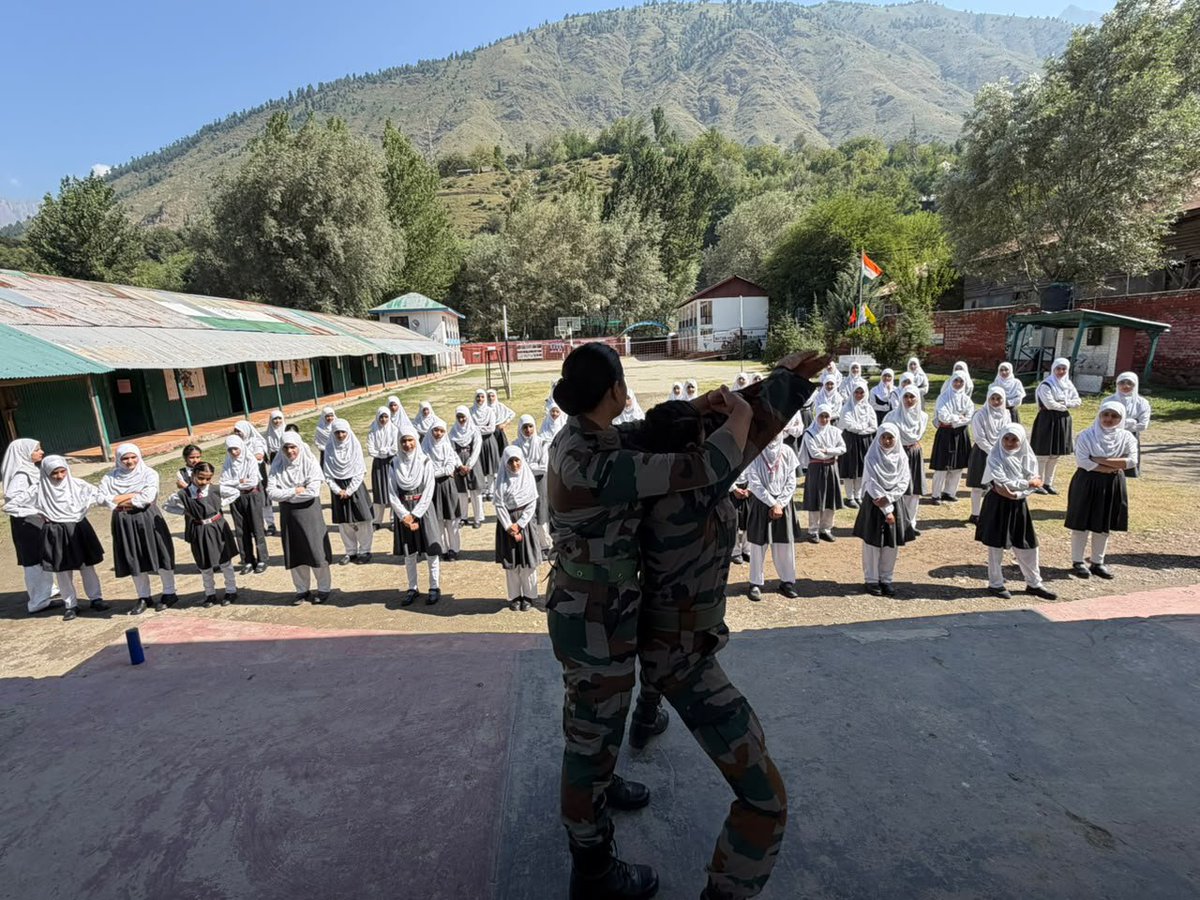 GajrajDiaries's tweet photo. Self Def-Lec on Nari Shakti,Nirala Army Goodwill School Margund
#indianarmy
#Assamrifles
#Ganderbal 
#Kangan
#Margund
#Mamar
#Gund 
#Wangat 
#Anderwan 
#Wussan 
#Chattergul https://t.co/kOUJsTzw3V