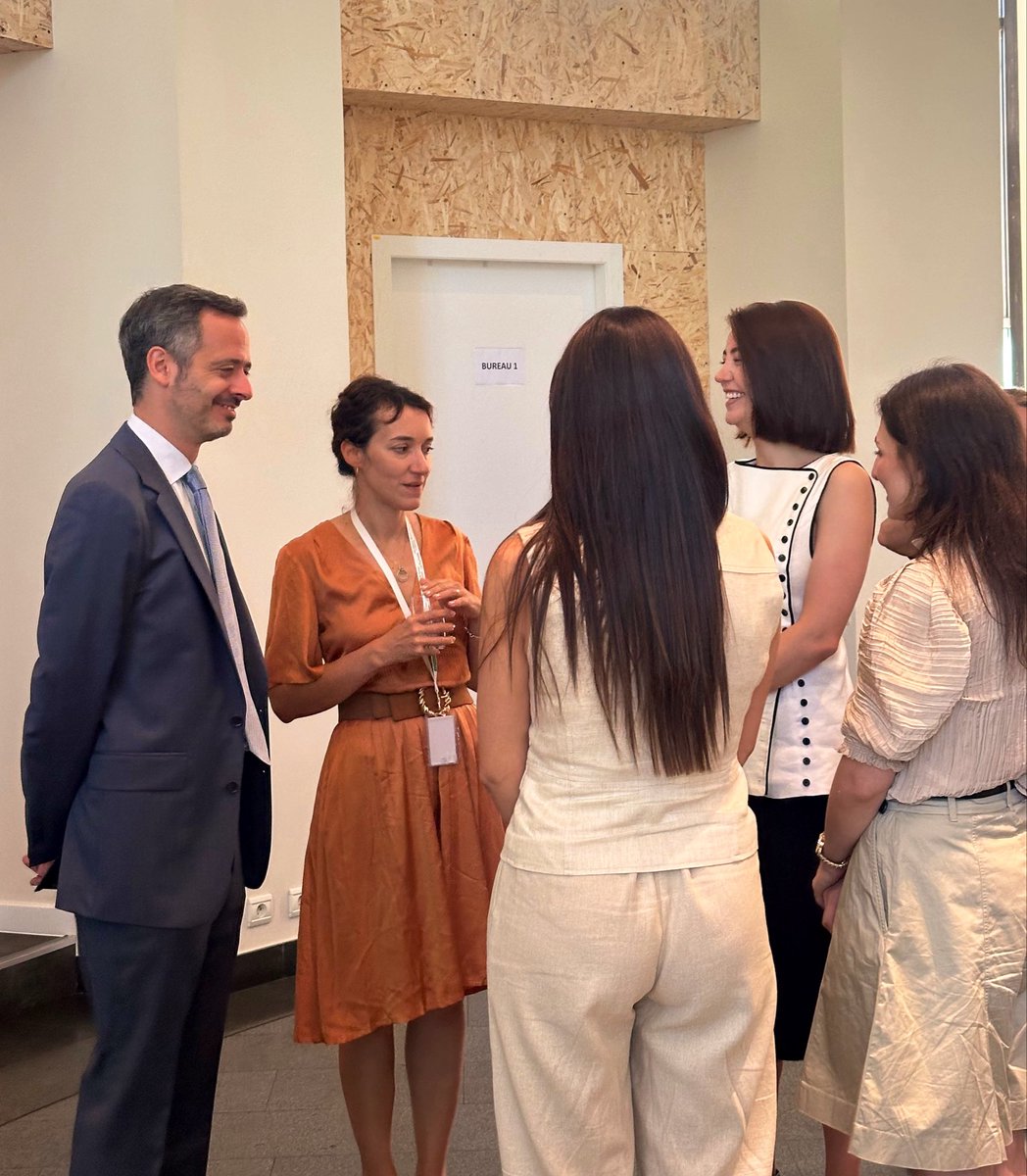 FrAmbARM's tweet photo. 1ère rencontre avec les équipes de l’Ambassade. 

J’ai salué leur engagement constant pour porter la relation 🇫🇷🇦🇲 à un niveau sans précédent. 

Coopération culturelle, diplomatie économique, partenariat de défense, service public consulaire : l’ambition couvre tous les domaines. https://t.co/quPpbk0GWp