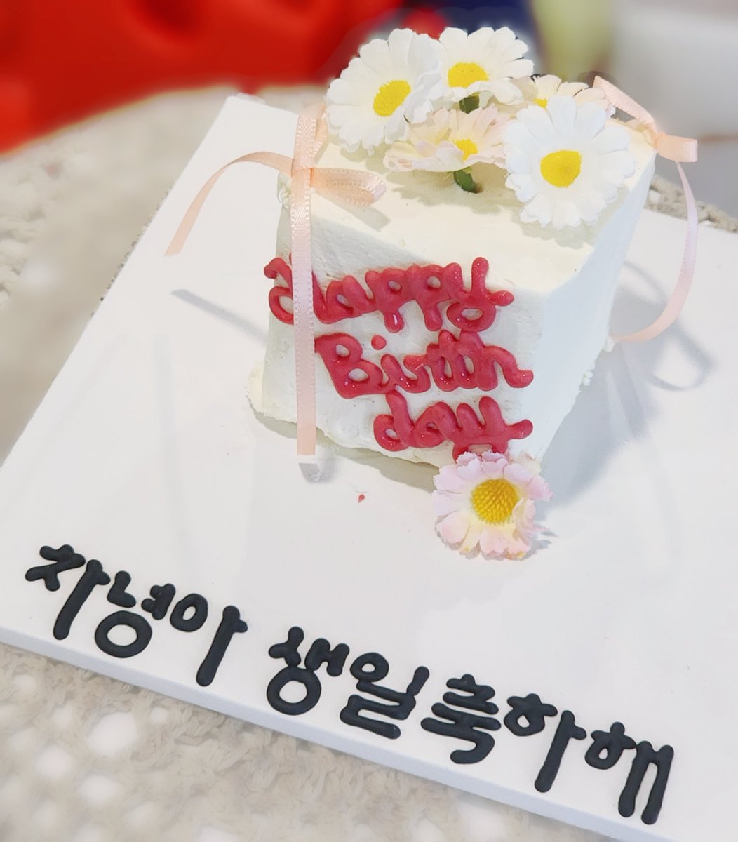 cybyul_'s tweet photo. 생일날에도 일만하고 케이크도 못 먹었대🥲 https://t.co/NxbD9uv49f