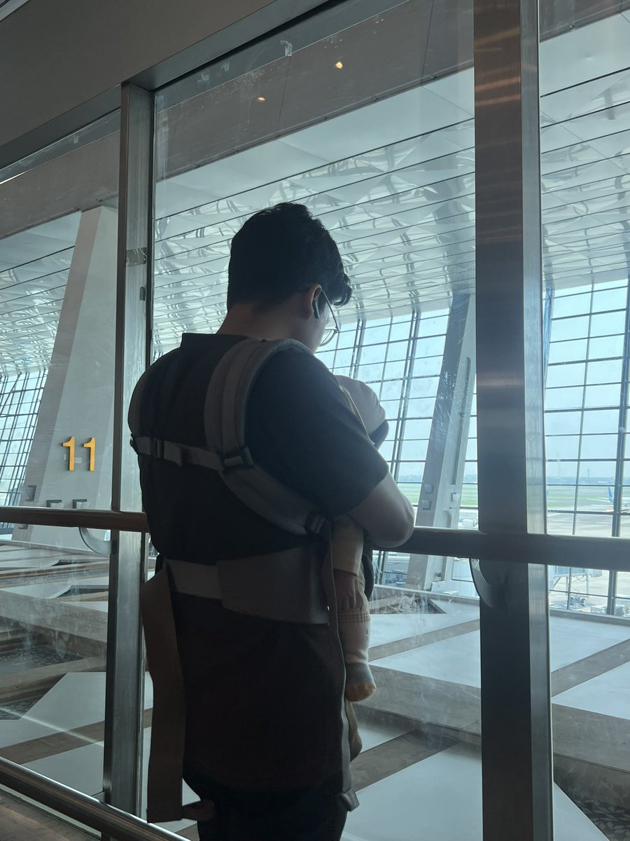 busanonni's tweet photo. Ikutaann. Aku juga happyyy bgt dengan kehidupanku setelah menikah. Dikasih suami yang masha Allah sholeh, baik, lembuuuuuut dan mencoba provide apa yang aku butuhkan. Allah kasih anak yang lucu dan baik jugaa.

Suami aku jauh banget dari kata patriarki. Setiap pagi aku makeup-an, suami aku yang siapin bekal untuk ke kantor (yang masak nanny aku). Tiap makan bareng di rumah, suamiku selalu cuciin piringnya dan piring aku.

Gak pernah maksa aku untuk kerjain kerjaan rumah. Kalau aku mau kerjain ya kerjain, kalo engga yaudah. He always makes sure aku istirahat dan makan yang cukupp. Selalu anter jemput ke kantor dan KEMANA PUN.

Kalau weekend aku mau istirahat di kamar, dia akan ajak anak kami main dan gak biarin anak kami ke kamar supaya aku ga kebangun.

Masha Allaaah sekaliii suami brondong ku 🫶🤍