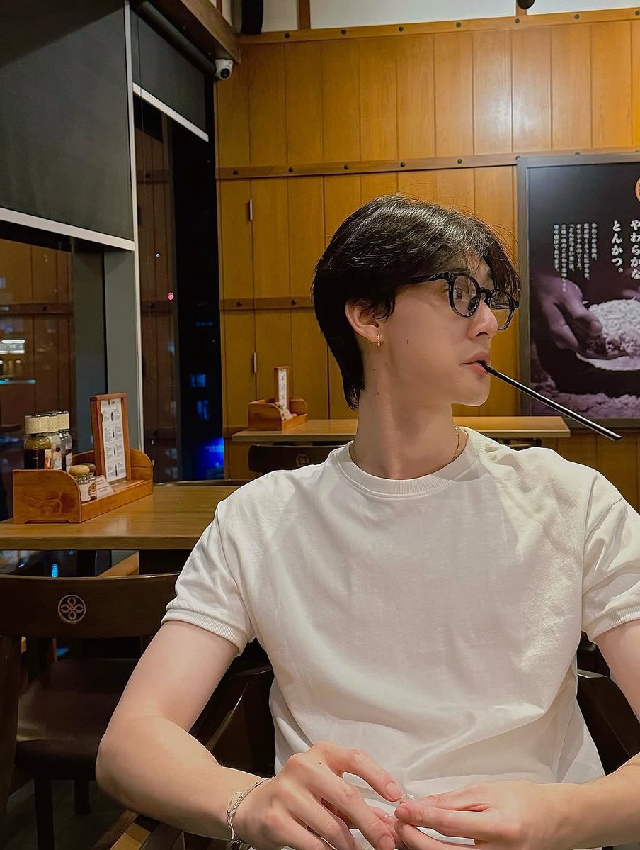 uketeeradech's tweet photo. holy heavenly side profile i adore his nose its literally perfect https://t.co/FBOAqmi3B1