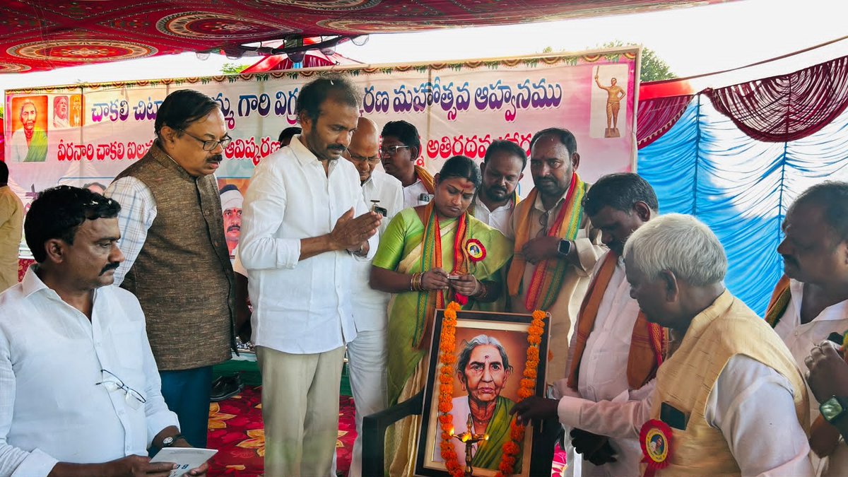 Ambedhkar331's tweet photo. ఆలూరు మండల కేంద్రంలో వీరనారి చాకలి ఐలమ్మ విగ్రహ ఆవిష్కరణ మహోత్సవంలో డా.విశారదన్ మహారాజ్..

నేడు 07.09.2026 నిజామాబాద్ జిల్లా ఆలూరు మండల కేంద్రంలో వీరనారి చాకలి ఐలమ్మ విగ్రహ ఆవిష్కరణ మహోత్సవం లో ముఖ్య అతిథిగా హాజరైన డా.విశారదన్ మహారాజ్,జస్టిస్ ఈశ్వరయ్య,Retd.IAS చిరంజీవులు సార్ గారు,ఐలమ్మ ముని మనుమరాలు శ్వేత సంపత్ గార్లు పాల్గొన్నారు...
#BCSCSTJAC #VisharadhanMaharaj