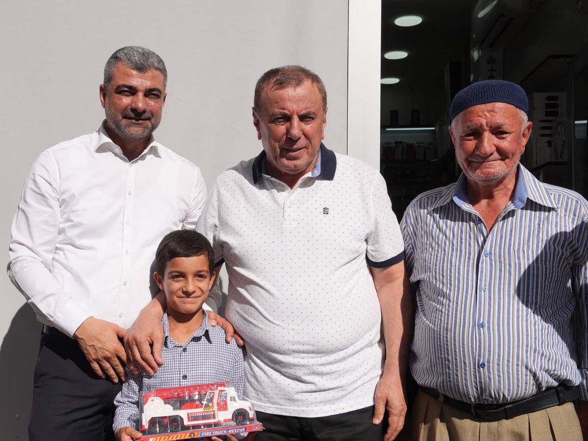 farukkilic47's tweet photo. 📍 #Midyat

✅ Esnafımızın güler yüzü, samimiyeti ve duası bizim için en büyük güç.

✅ Midyat Belediye Başkanımız Sn. Veysi Şahin, İlçe Başkanımız Sn. Atilla Yarış ve heyetimizle gerçekleştirdiğimiz esnaf ziyaretlerinde hemşehrilerimizle gönül gönüle buluştuk.

✅ Esnafımızın öneri ve beklentilerini dinledik; Midyat’ımız için yapılabilecekleri hep birlikte istişare ettik.

✅ Bizleri içtenlikle karşılayan tüm esnaf kardeşlerimize teşekkür ediyoruz. Birlikte daha güçlü, birlikte daha güzel bir Midyat için çalışmaya devam ediyoruz.