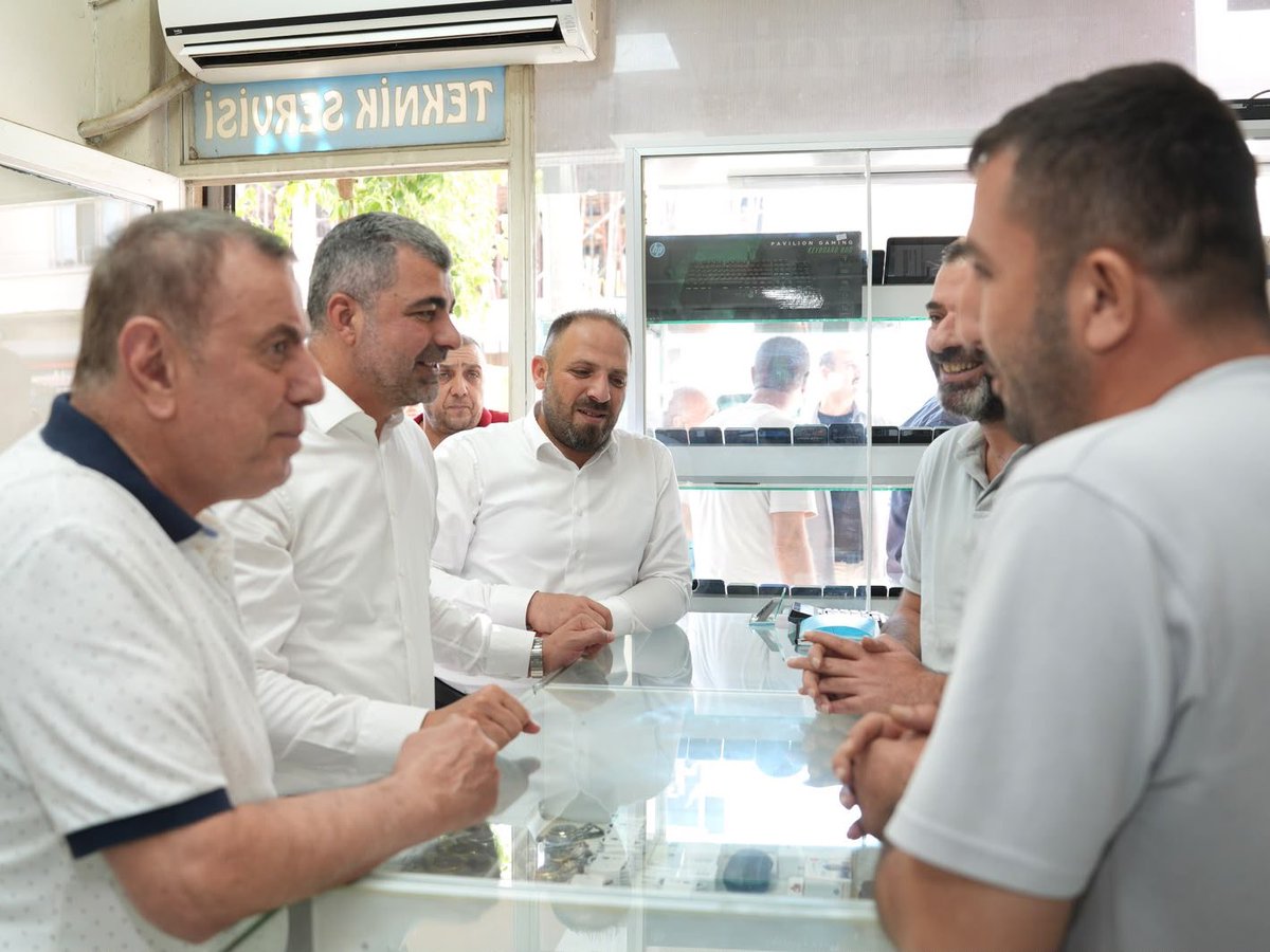 farukkilic47's tweet photo. 📍 #Midyat

✅ Esnafımızın güler yüzü, samimiyeti ve duası bizim için en büyük güç.

✅ Midyat Belediye Başkanımız Sn. Veysi Şahin, İlçe Başkanımız Sn. Atilla Yarış ve heyetimizle gerçekleştirdiğimiz esnaf ziyaretlerinde hemşehrilerimizle gönül gönüle buluştuk.

✅ Esnafımızın öneri ve beklentilerini dinledik; Midyat’ımız için yapılabilecekleri hep birlikte istişare ettik.

✅ Bizleri içtenlikle karşılayan tüm esnaf kardeşlerimize teşekkür ediyoruz. Birlikte daha güçlü, birlikte daha güzel bir Midyat için çalışmaya devam ediyoruz.