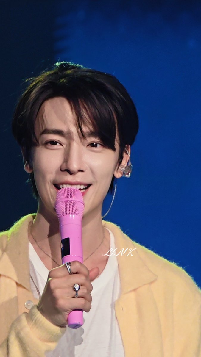 AURORA59651681's tweet photo. DONGHAE 1st ENCORE CONCERT [ALIVE] 
yellow 
@donghae861015 
#동해 #DONGHAE #ALIVE_ENCORE https://t.co/Kj4fBKCLqe