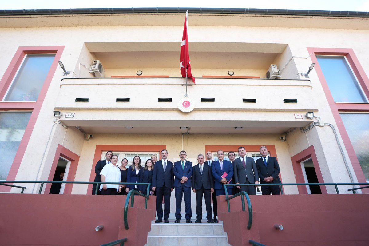 Yusuf__Tekin's tweet photo. 📍Bratislava

OECD tarafından gerçekleştirilen Uluslararası Öğrenci Değerlendirme Programı (PISA) 2025 Sonuçları Bölgesel Lansman Toplantısı’na katılmak üzere geldiğimiz Slovakya’da, Bratislava Büyükelçiliğimizi ziyaret ettik.

Değerli Büyükelçimiz Sayın Erkan Özoral ile Slovakya özelinde yürütülen eğitim çalışmalarımızı değerlendirdik.

Misafirperverliğinden ötürü kıymetli Büyükelçimize teşekkür ediyorum.
