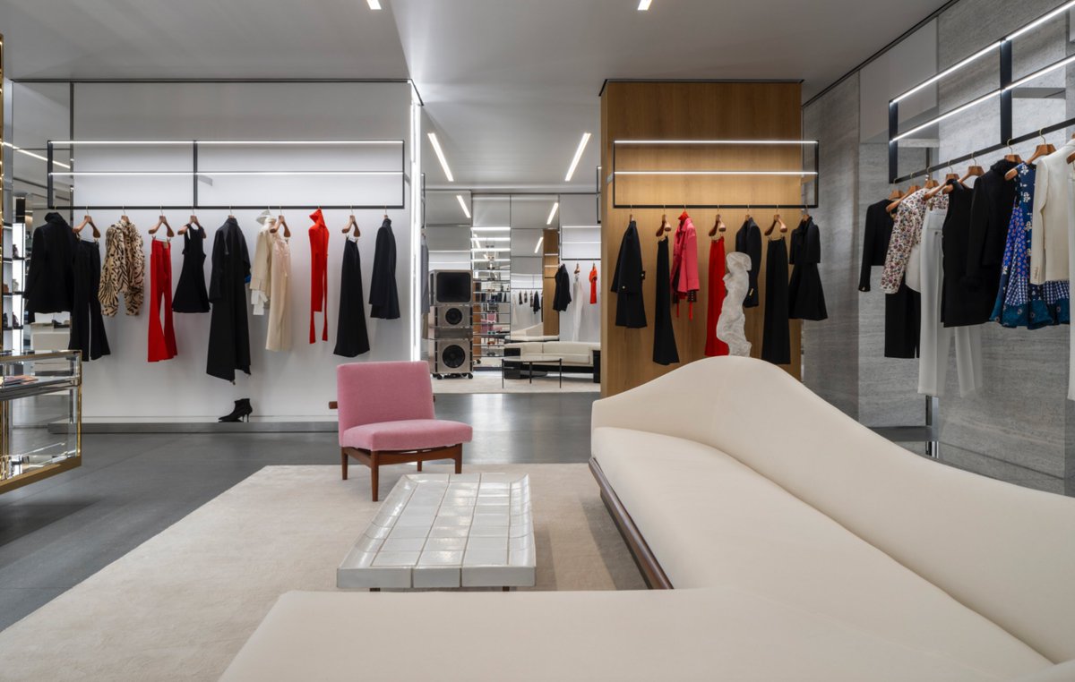 cppluxury's tweet photo. CELINE opens new flagship boutique on Rodeo Drive in Beverly Hills

https://t.co/KwrdjqifGE (full article)

#CELINE #RodeoDrive #BeverlyHills #California #luxuryfashion #luxurybags #luxury #fashion  #luxuryretail #luxuryboutique #MichaelRider #LVMH @LVMH @celineofficial https://t.co/IsJVcB4Ef4