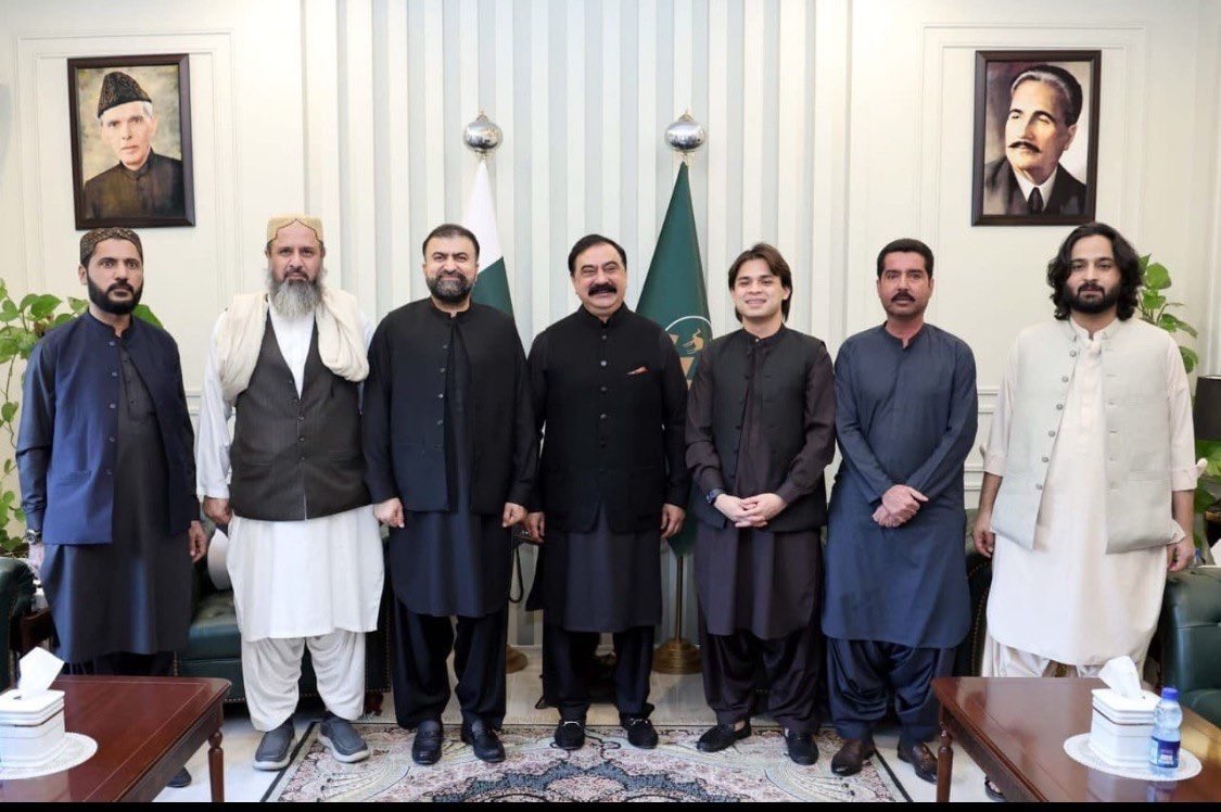 RahimBalochh's tweet photo. The individuals standing with Major General Faisal Naseer aka “ Dirty Harry ” are neither public representatives nor they are political leaders of any political party. They are pawns of Pakistan’s military and intelligence agencies, and they are running armed militias in Balochistan under army’s sponsorship. 

Their armed groups are involved in abductions, ransom, robbery, targeted killings of patriotic political workers, human rights activists and journalists. They are also involved in land grabbing, extortion, and numerous other crimes and human rights violations. Most of them are even nominated in the cases of killing levies and police personnel in various areas of Balochistan and Sindh.

It’s pertinent that Major General Faisal Naseer has recently been appointed as chief of the Nation Counter Terrorism Authority (NACTA) by the Islamabad government. NACTA Chief’s meeting with these infamous criminals and terrorists denotes that NACTA isn’t a counter terrorism authority, instead, it’s an entity formed to promote state terrorism in the Occupied Balochistan. 

Creating and sponsoring such armed groups in Balochistan is a primary tool of Pakistan’s so called counter insurgency policy against the Baloch independence movement.
