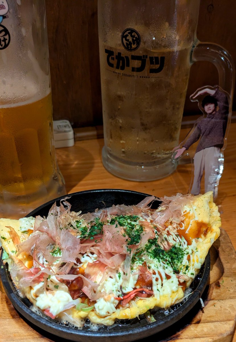 DECAMELOOON's tweet photo. チョロいのですっかり復活🤣🤣🤣
大ジョッキ呑むくらい元気！
結婚しても永遠に最推し🥰
オムライスないからとん平焼きでオムライスの雰囲気だけ味わってきた！笑 https://t.co/fnEmGQXama