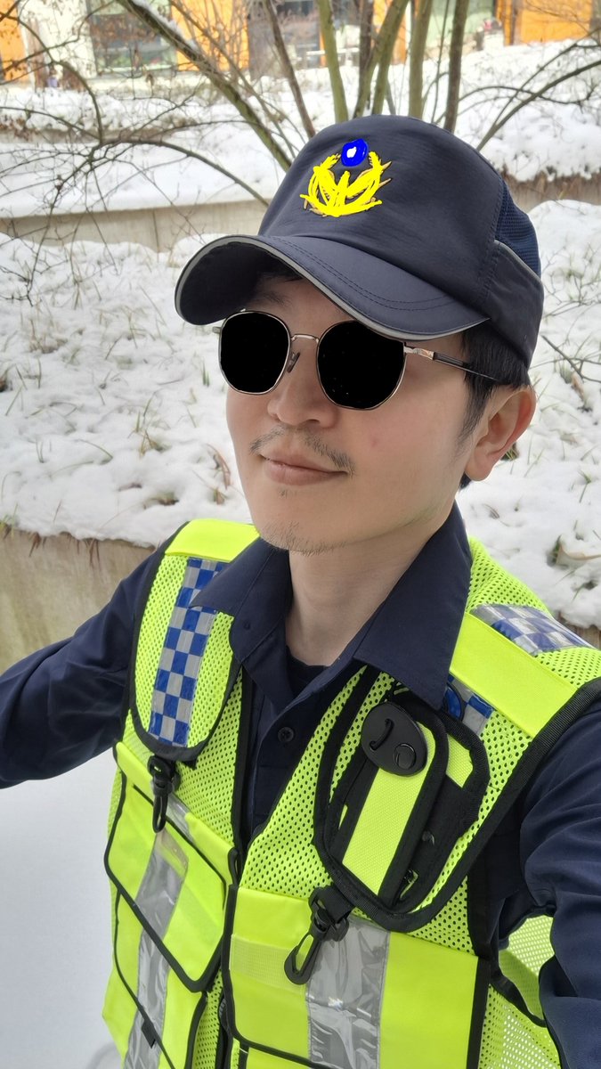 max777101's tweet photo. 上週末 做了個好夢 🤭
夢到 跟一位 灰眼睛混血兒👮‍♂️
一起穿著制服，��乘一台機車 出遊 ～
Have a Nice Week ! https://t.co/YHRIjgkOBY